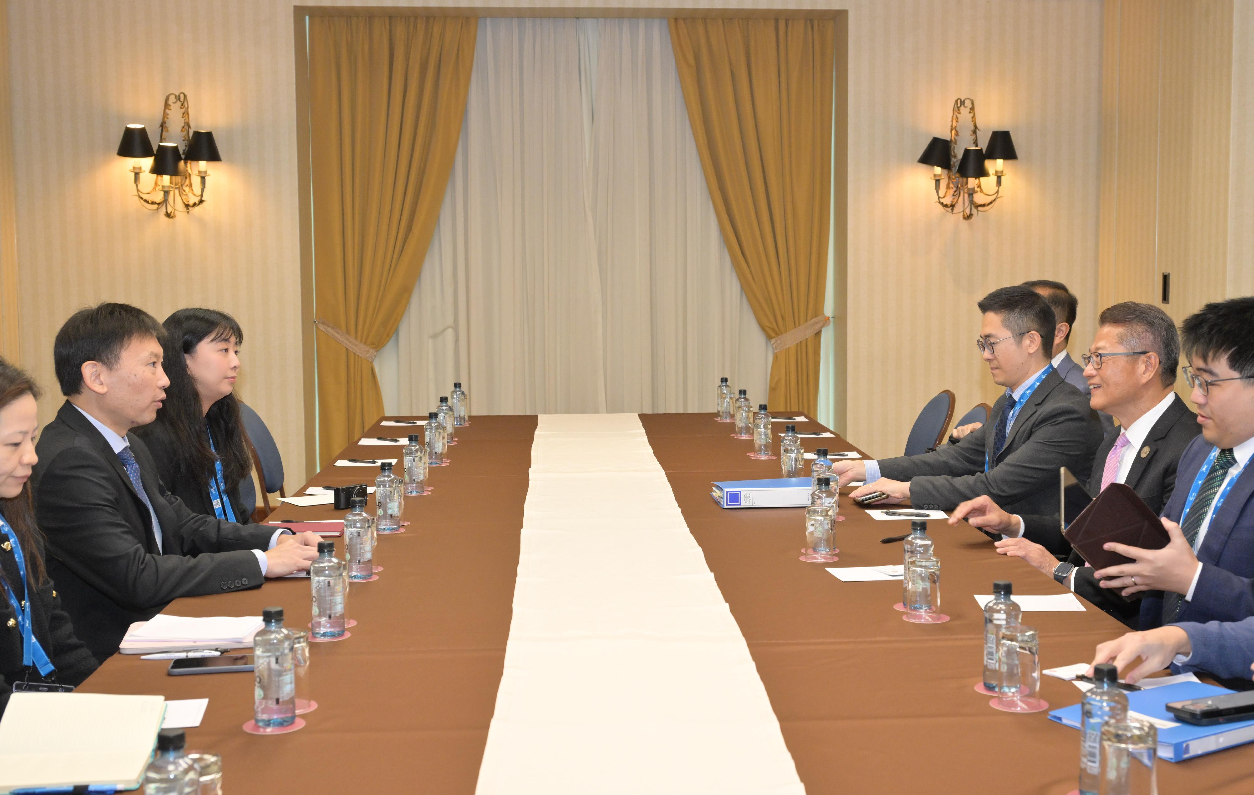 The Financial Secretary, Mr Paul Chan, began his visit to Lima, Peru, yesterday (October 20, Lima time) to attend the Asia-Pacific Economic Cooperation (APEC) Finance Ministers' Meeting and related activities. Photo shows Paul Chan (second right) meeting with the Minister for Transport and Second Minister for Finance of Singapore, Mr Chee Hong Tat (second left).