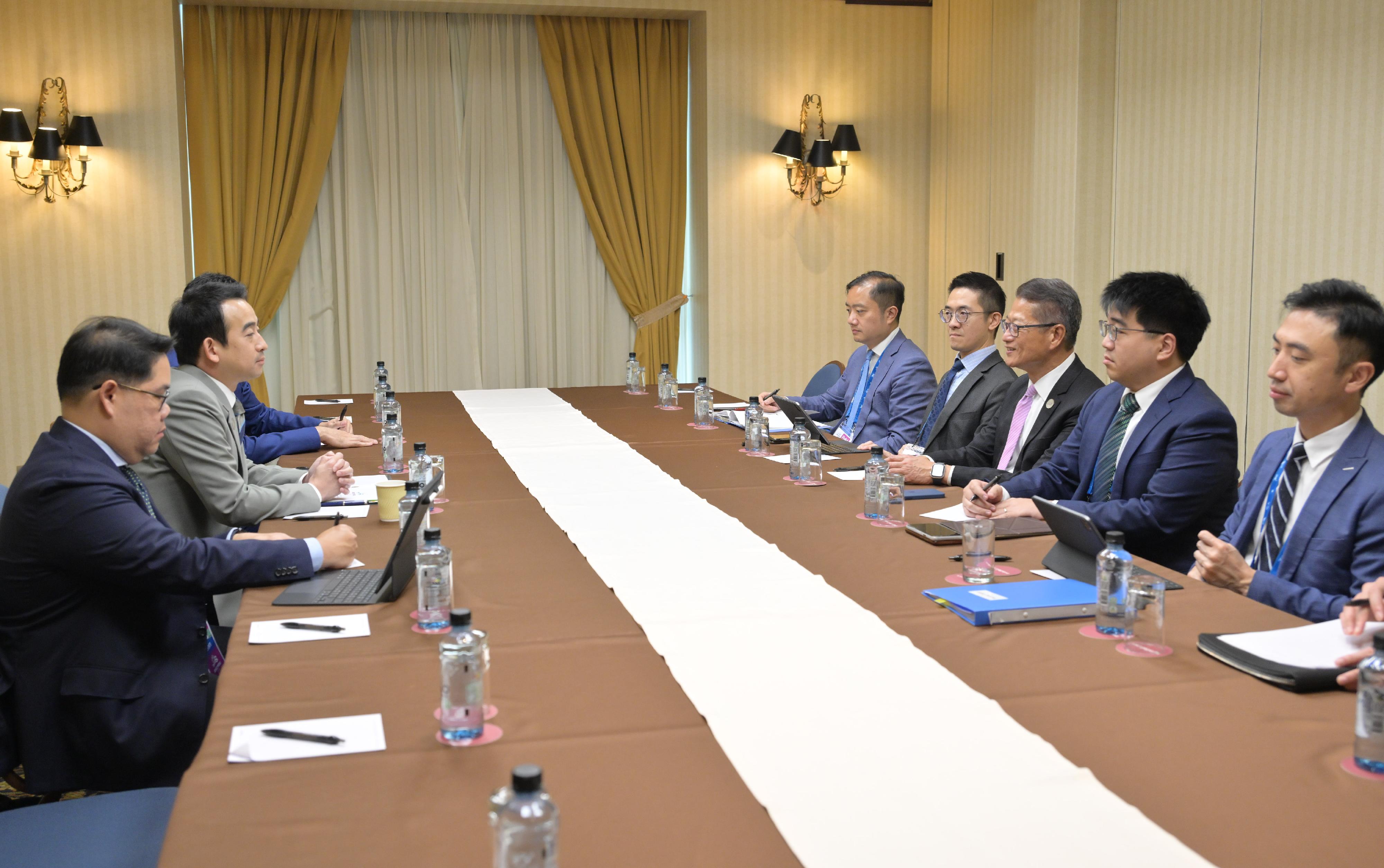 The Financial Secretary, Mr Paul Chan, began his visit to Lima, Peru, yesterday (October 20, Lima time) to attend the Asia-Pacific Economic Cooperation (APEC) Finance Ministers' Meeting and related activities. Photo shows Paul Chan (third right) meeting with Deputy Minister of Finance of Thailand Mr Paopoom Rojanasakul (second left).