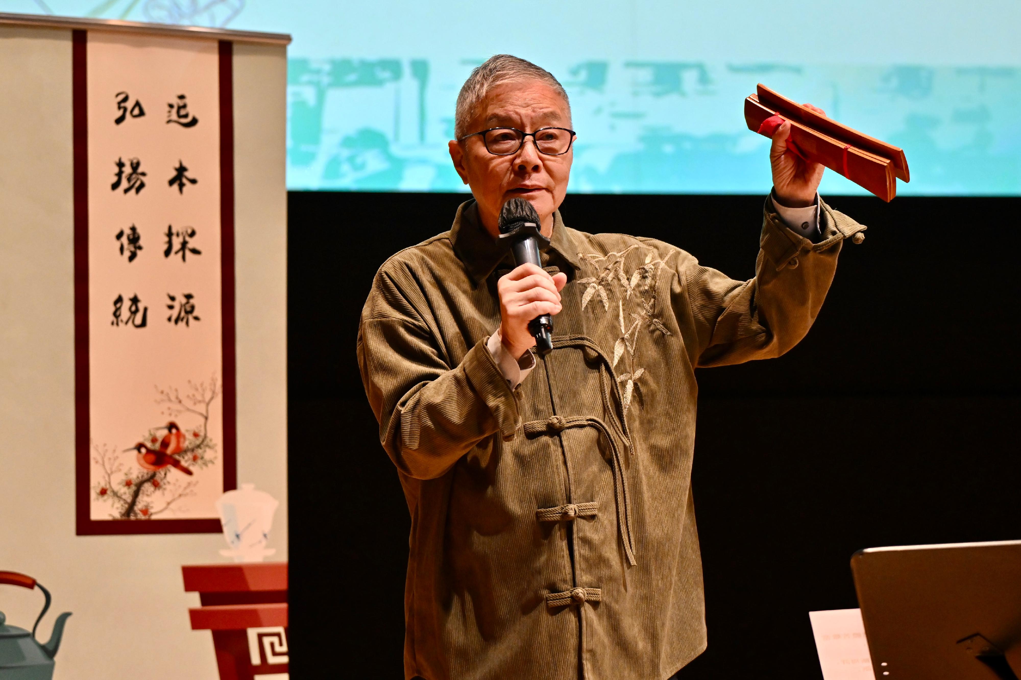 The Chinese Culture Promotion Office of the Leisure and Cultural Services Department today (October 21) presented the debut interactive concert of "Lingnan Harmony: Guangdong Music, Cantonese, and Nanyin". Photo shows veteran Cantonese opera performing artist Yuen Siu-fai chanting with the soulful rhythms of nanyin.