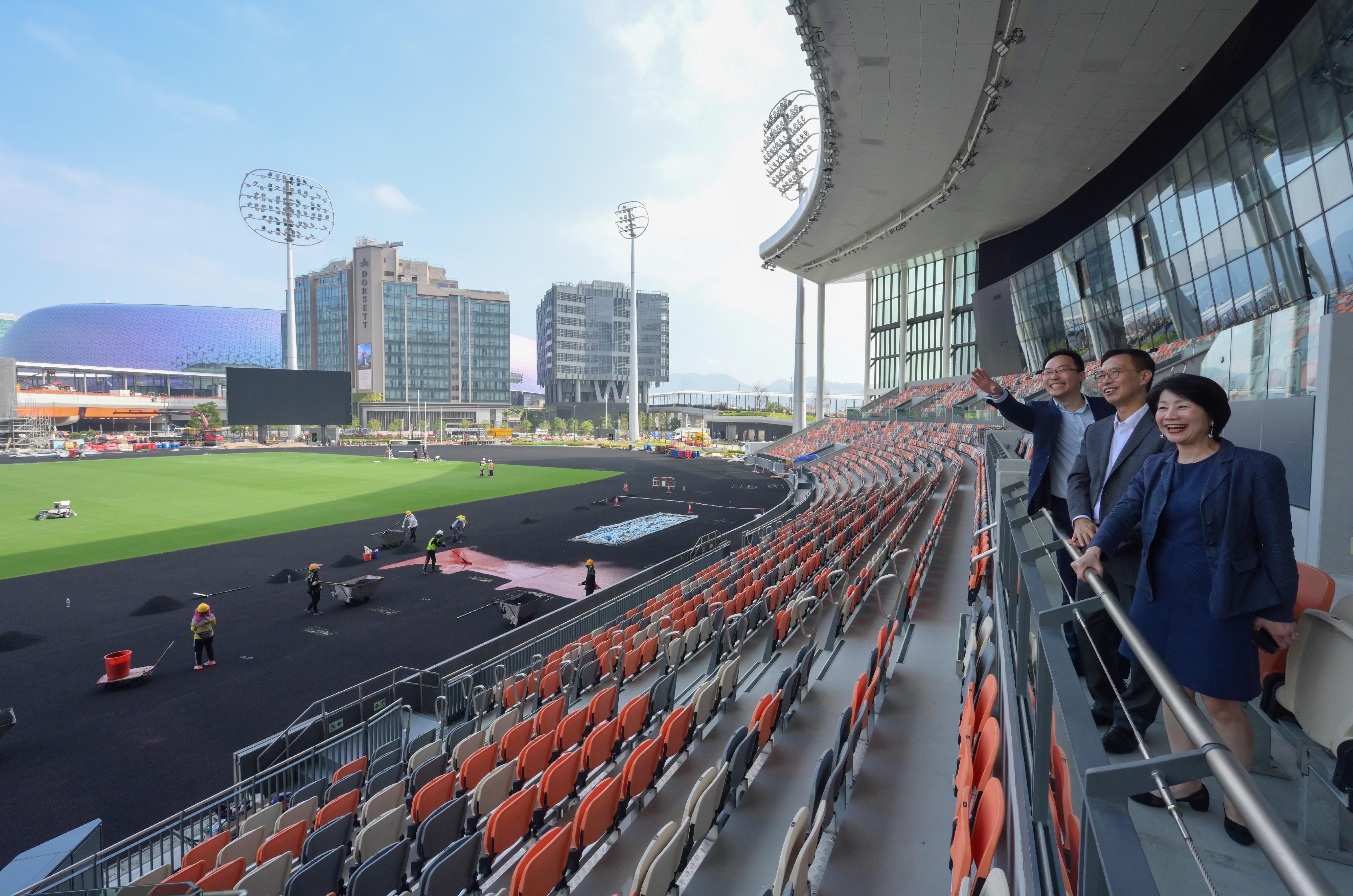 Accompanied by the Permanent Secretary for Culture, Sports and Tourism, Ms Vivian Sum (right), and the Commissioner for Sports, Mr George Tsoi (left), the Secretary for Culture, Sports and Tourism, Mr Kevin Yeung (centre), visited the Kai Tak Sports Park (KTSP) today (October 21) to inspect the construction progress of the KTSP and review the preparation for the test event on October 27.
