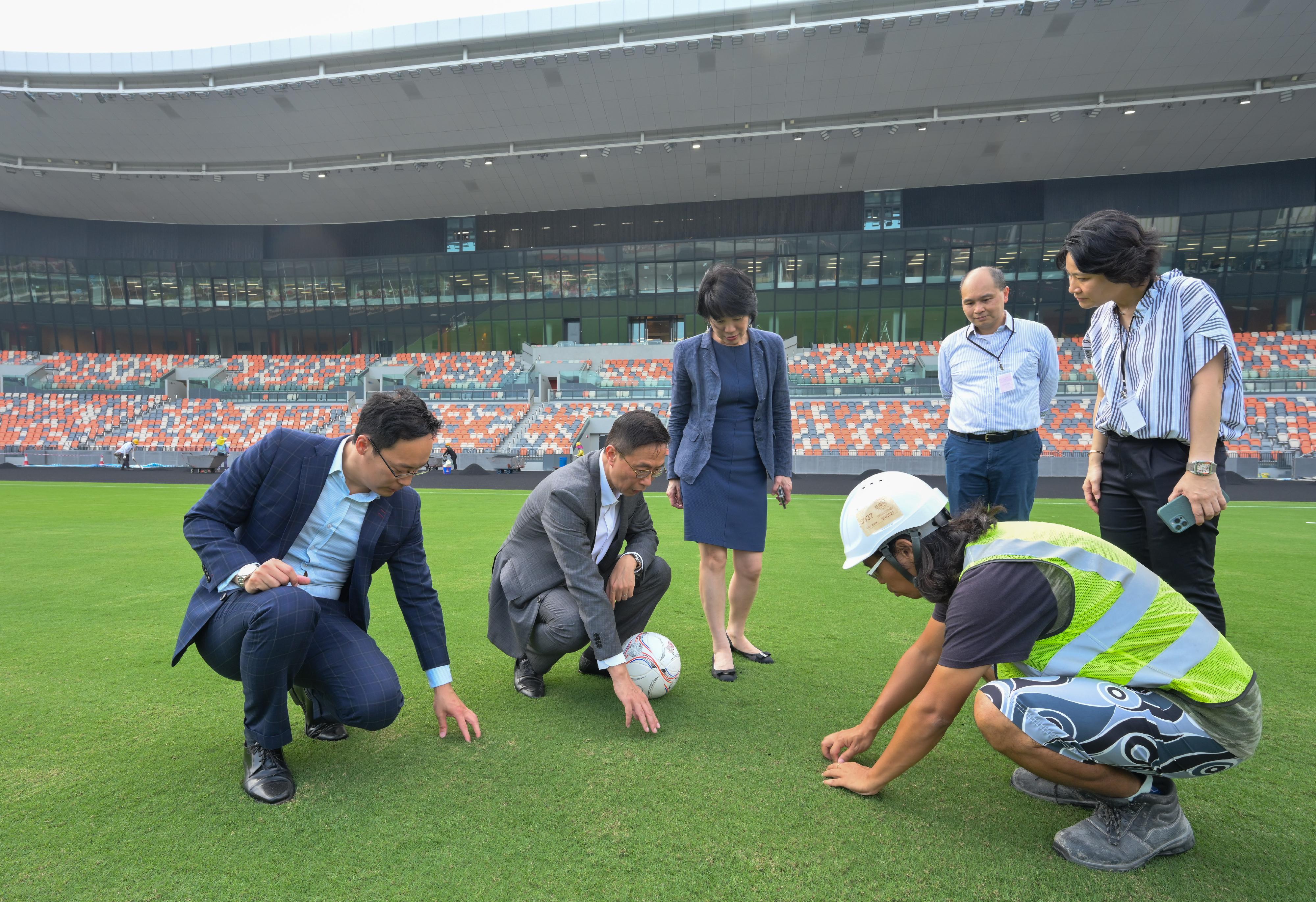 The Secretary for Culture, Sports and Tourism, Mr Kevin Yeung (second left), inspected the Kai Tak Sports Park today (October 21) to learn more about the preparation for the test event on October 27. The Permanent Secretary for Culture, Sports and Tourism, Ms Vivian Sum (third left), and the Commissioner for Sports, Mr George Tsoi (first left), also attended.
