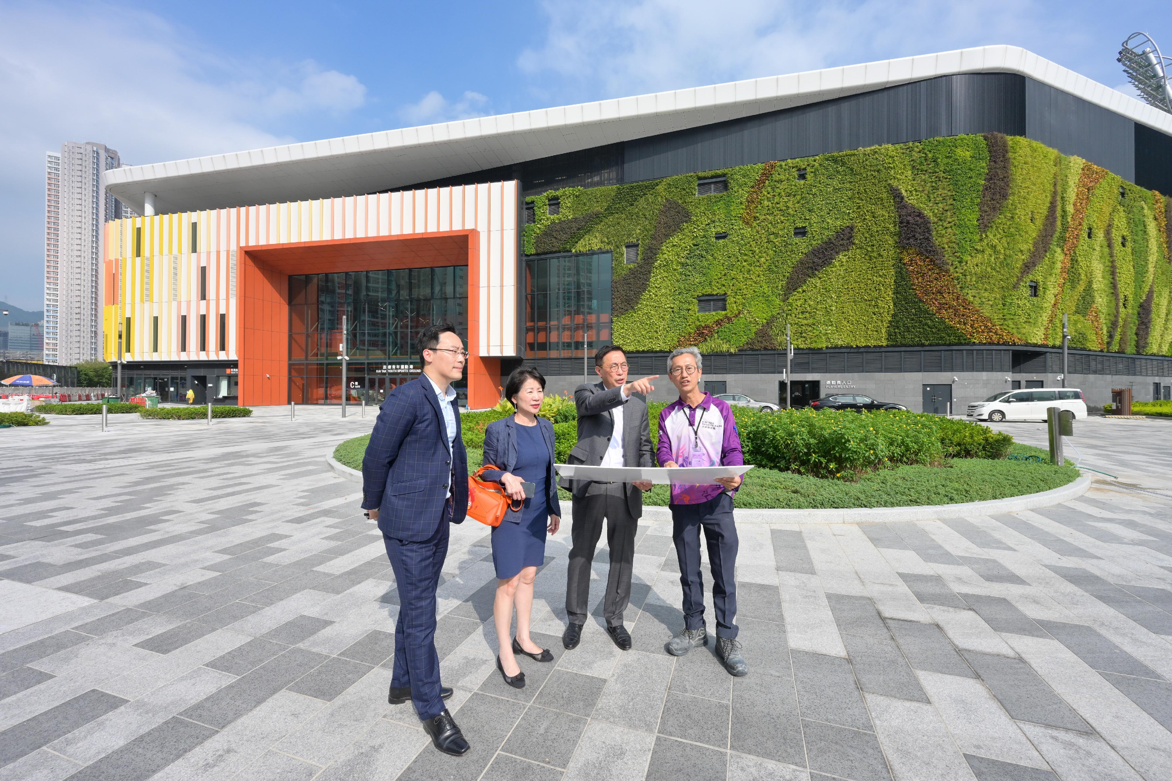 Photo shows the Secretary for Culture, Sports and Tourism, Mr Kevin Yeung (second right), accompanied by the Permanent Secretary for Culture, Sports and Tourism, Ms Vivian Sum (second left), and the Commissioner for Sports, Mr George Tsoi (first left), inspecting the Kai Tak Sports Park (KTSP) and being briefed on the latest construction progress of the KTSP today (October 21).