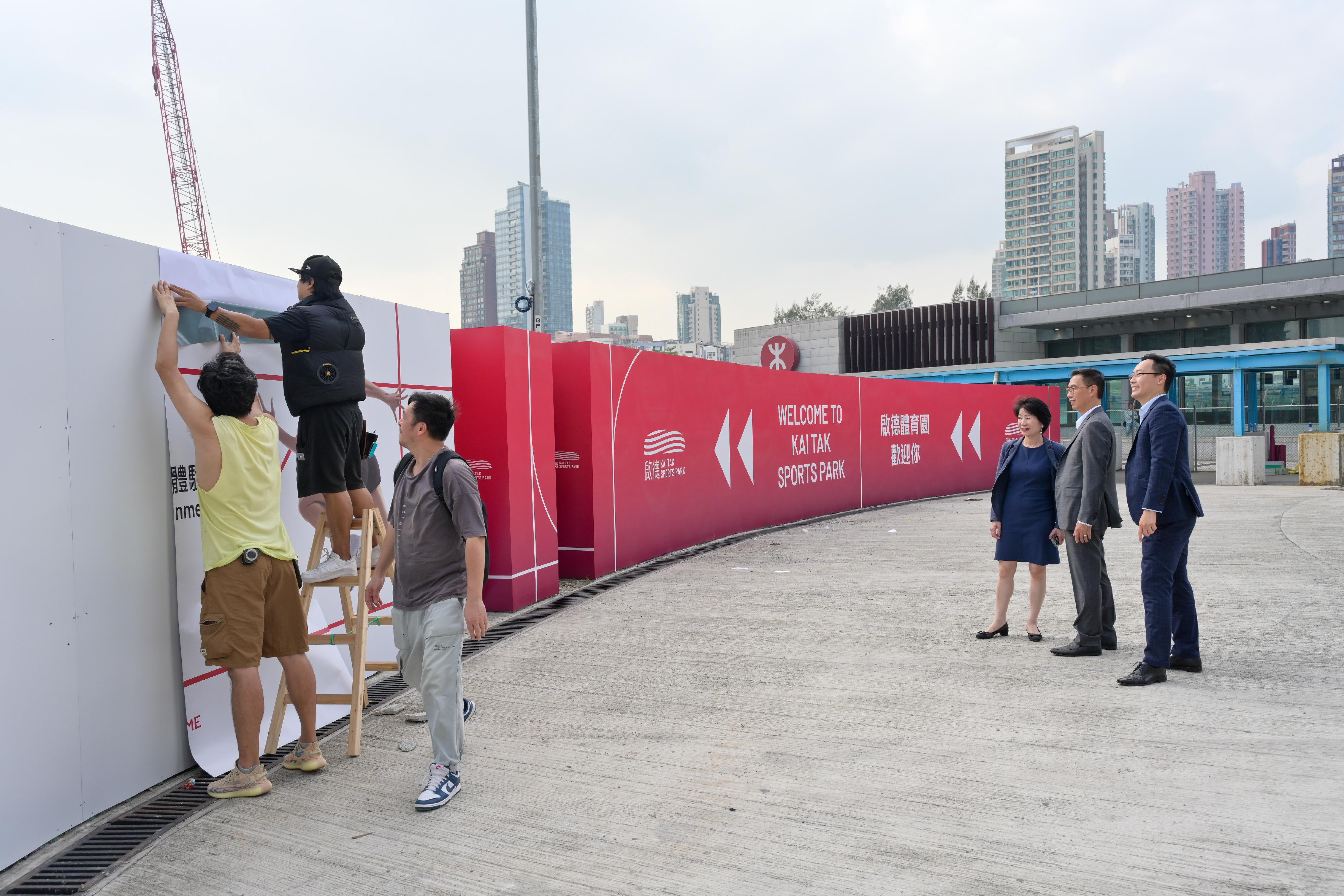 The Secretary for Culture, Sports and Tourism, Mr Kevin Yeung (second right), inspected signage at an MTR station near the Kai Tak Sports Park today (October 21). The Permanent Secretary for Culture, Sports and Tourism, Ms Vivian Sum (third right), and the Commissioner for Sports, Mr George Tsoi (first right), were also present.
