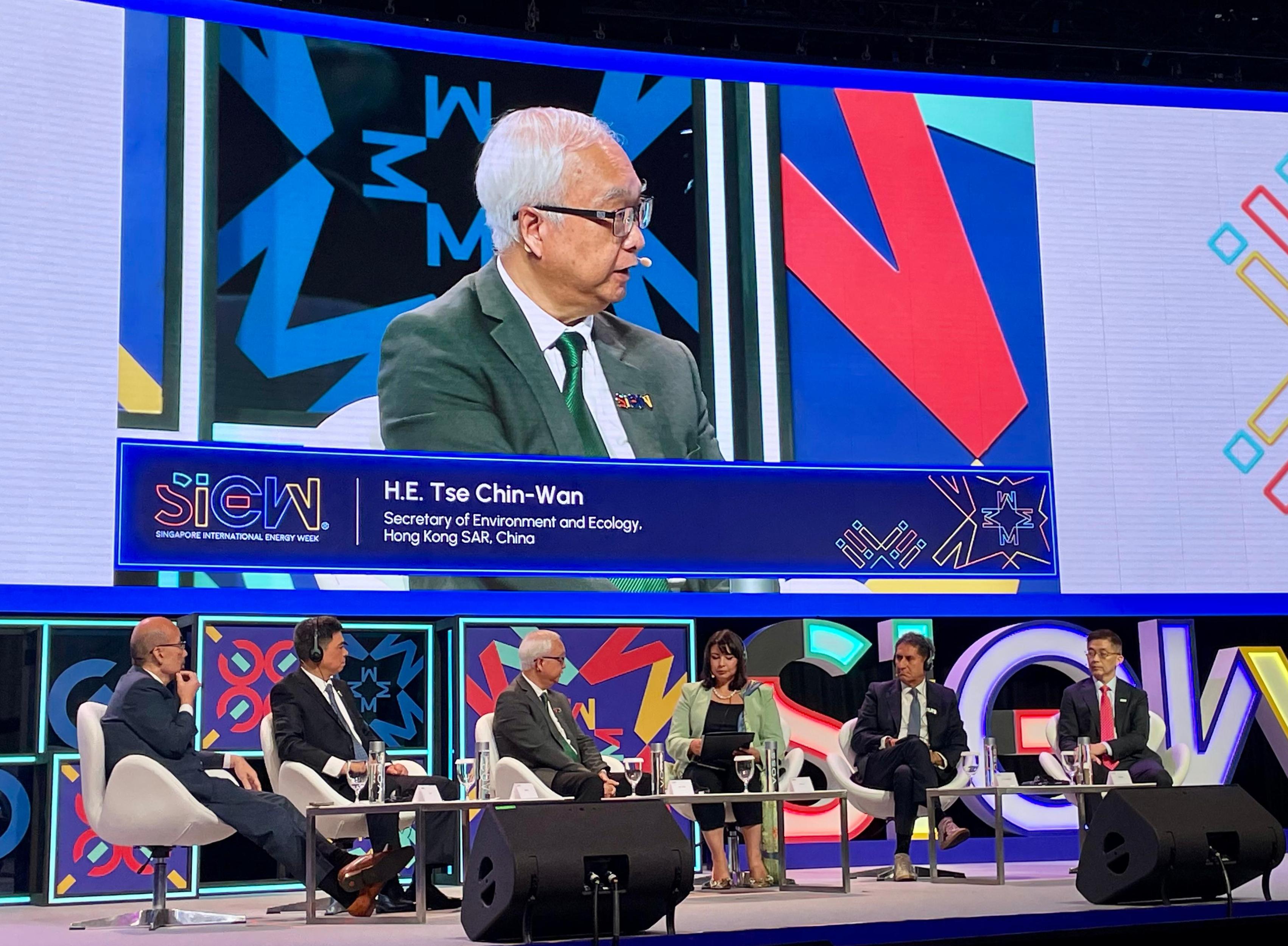 The Secretary for Environment and Ecology, Mr Tse Chin-wan (third left), attended the Singapore International Energy Week today (October 21). He spoke on the topic of Asia's Collaborative Journey to a Sustainable Energy Future and engaged in in-depth discussions and exchanges with other participants.