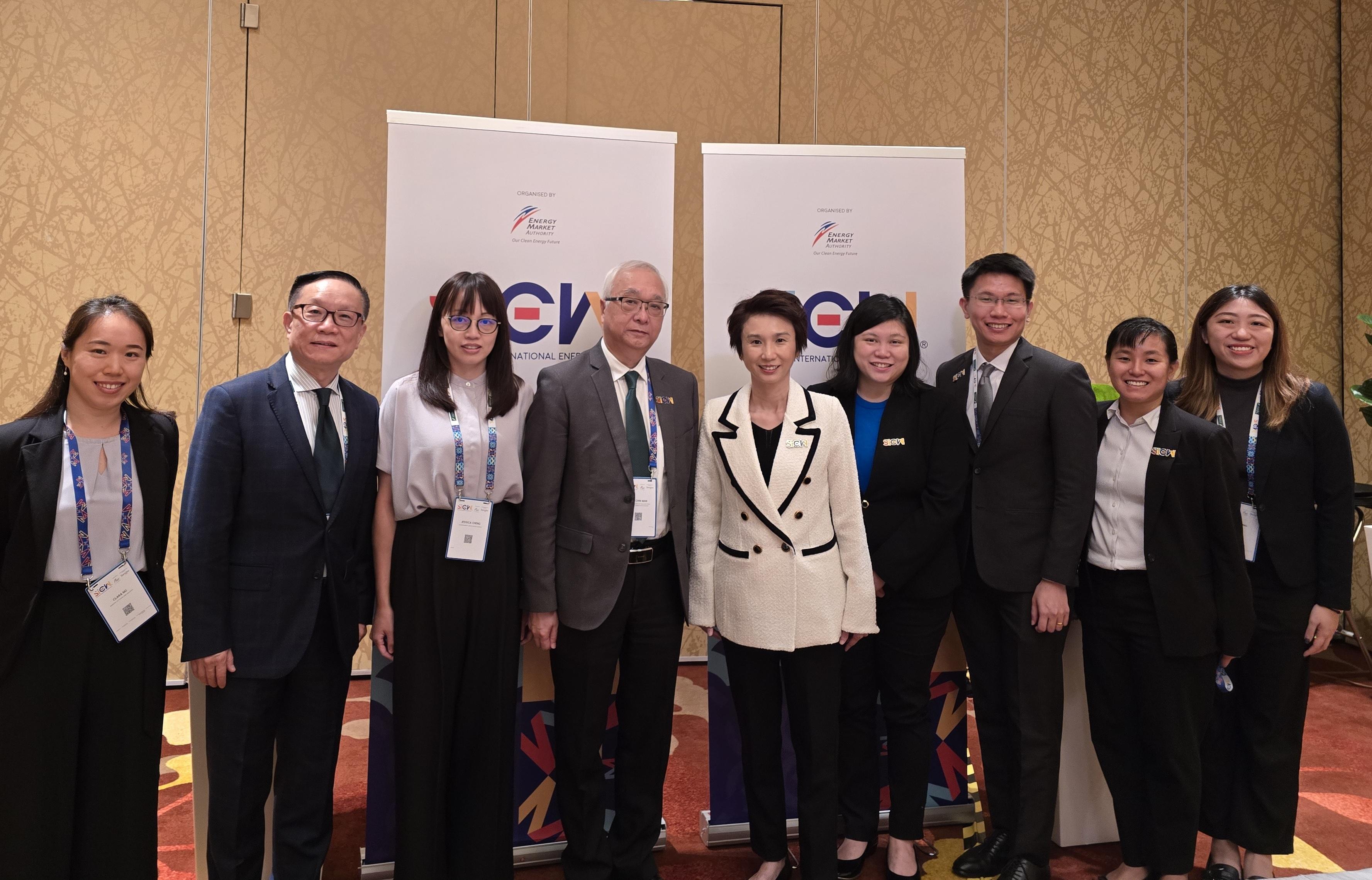 The Secretary for Environment and Ecology, Mr Tse Chin-wan (fourth left), attended the Singapore International Energy Week today (October 21) and met with the Senior Minister of State for the Ministry of Trade and Industry, Ms Low Yen Ling (centre), to exchange views on hydrogen development.