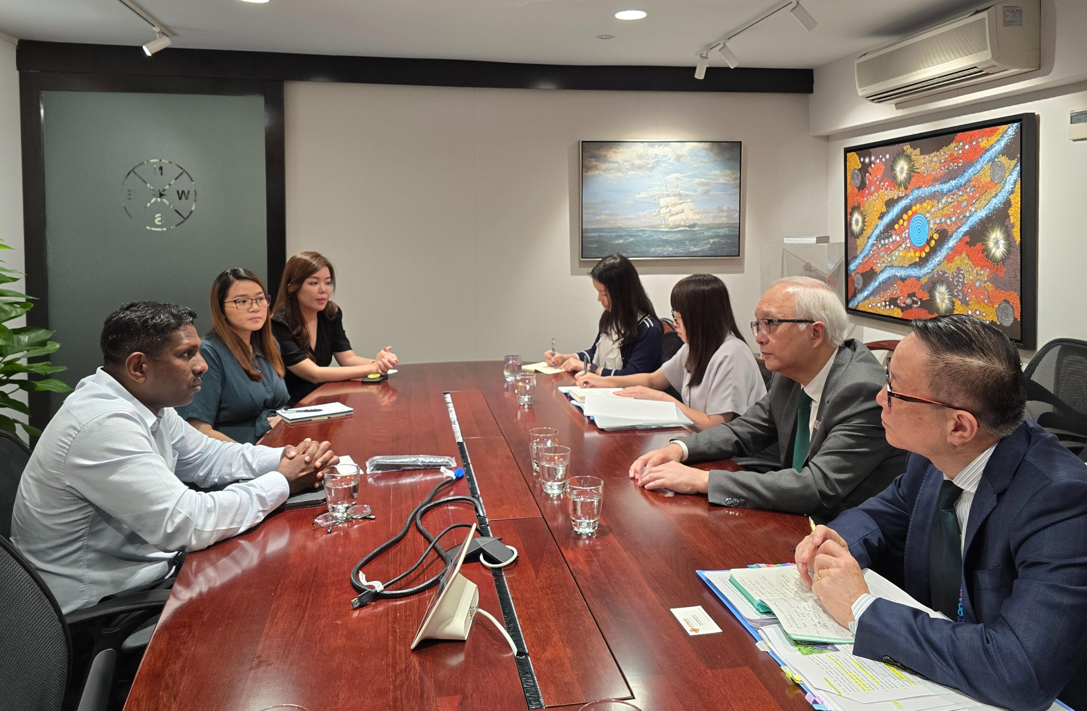 The Secretary for Environment and Ecology, Mr Tse Chin-wan, attended the Singapore International Energy Week today (October 21) and visited a local shipping company. Photo shows Mr Tse (second right) being briefed by staff on the supply chain and bunkering operations of green marine fuels.