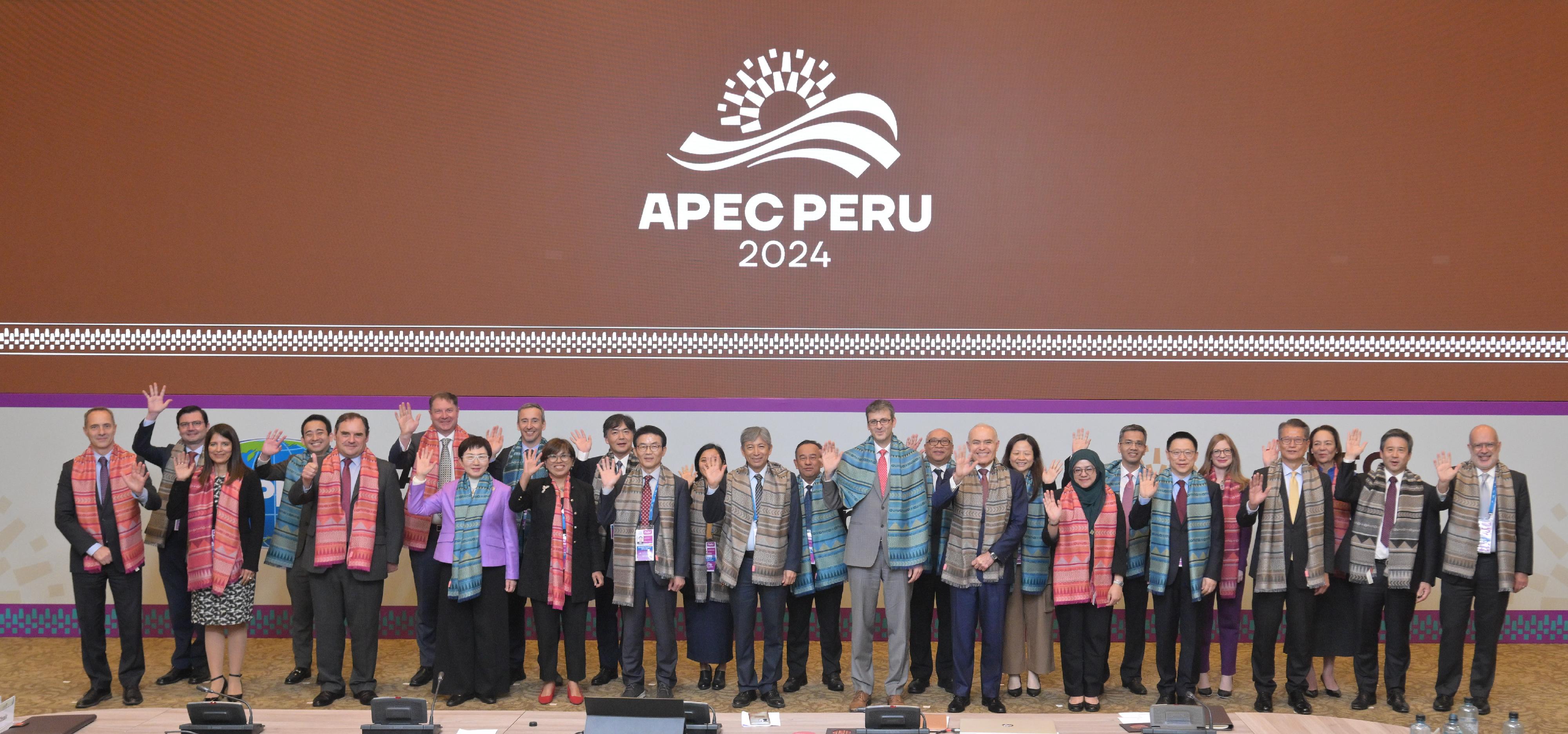 The Financial Secretary, Mr Paul Chan (first row, third right), continued his attendance at the Asia-Pacific Economic Cooperation Finance Ministers' Meeting in Peru yesterday (October 21, Lima time). Photo shows a group photo of participating Finance Ministers from various economies.