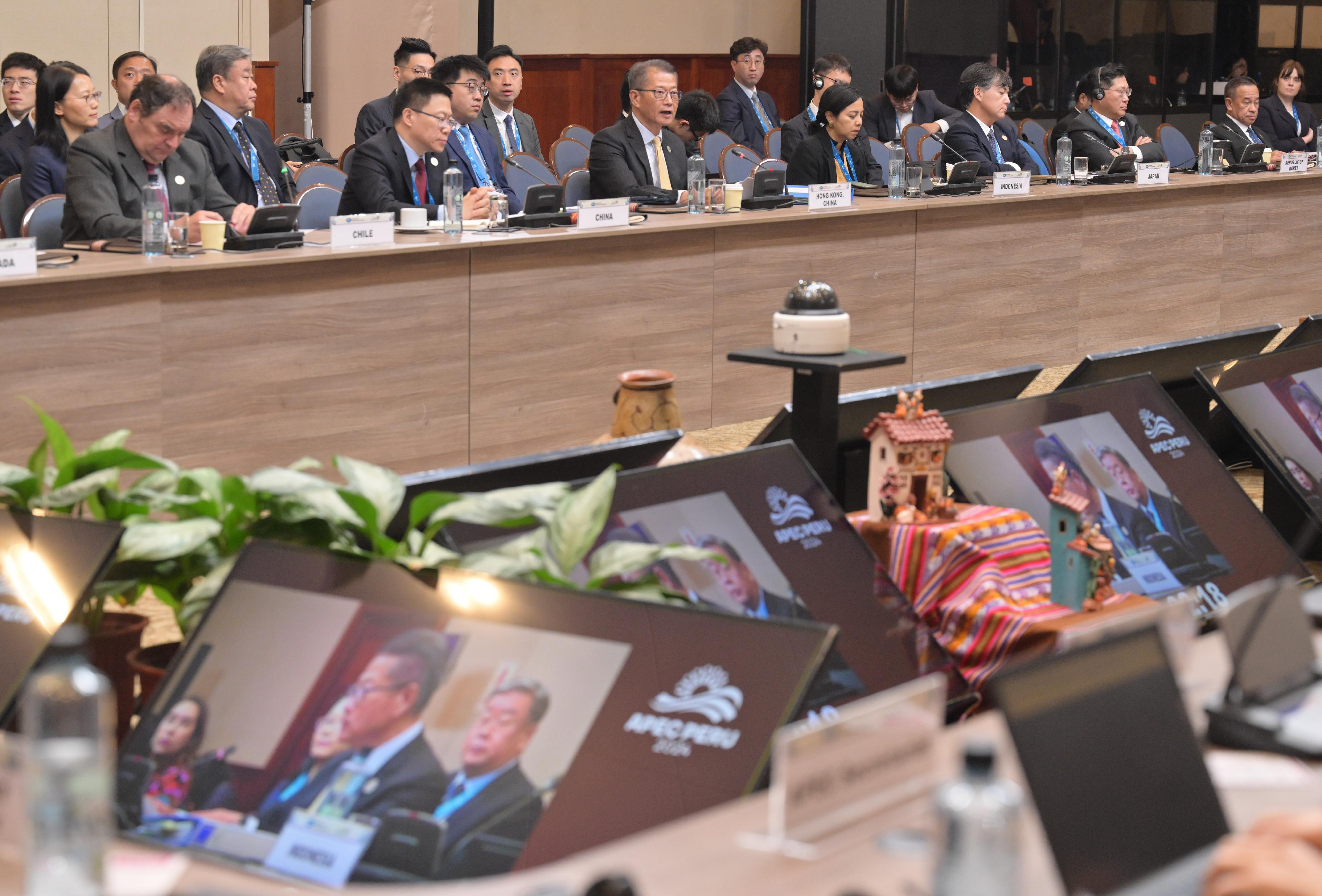 The Financial Secretary, Mr Paul Chan, continued his attendance at the Asia-Pacific Economic Cooperation Finance Ministers' Meeting in Peru yesterday (October 21, Lima time). Photo shows Mr Chan (centre) speaking at the meeting.
