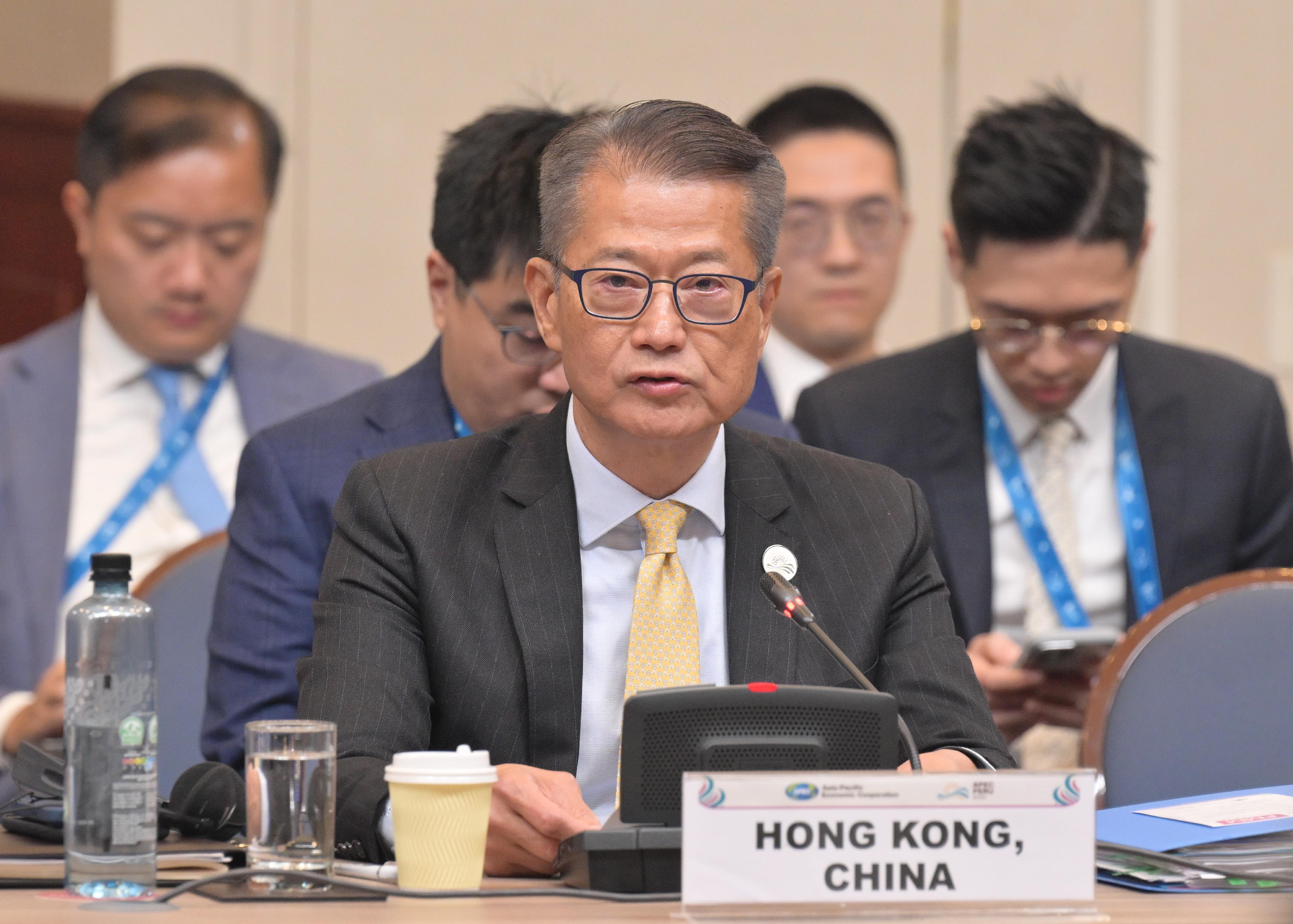 The Financial Secretary, Mr Paul Chan, continued his attendance at the Asia-Pacific Economic Cooperation Finance Ministers' Meeting in Peru yesterday (October 21, Lima time). Photo shows Mr Chan speaking at the meeting.