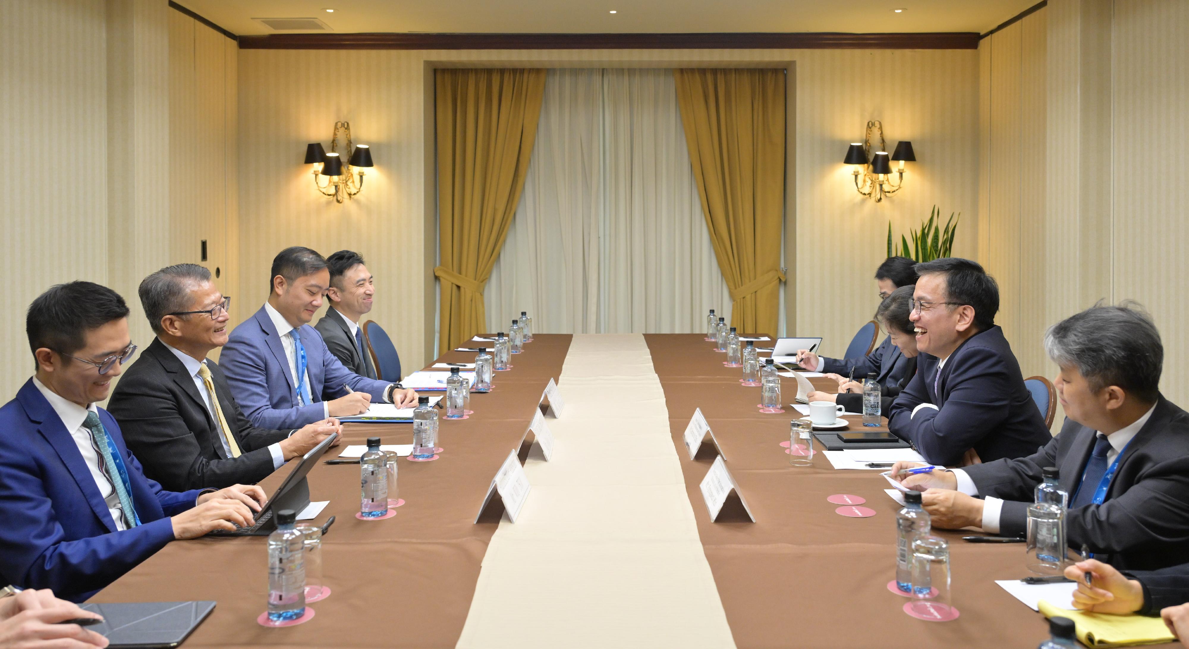 The Financial Secretary, Mr Paul Chan, continued his attendance at the Asia-Pacific Economic Cooperation Finance Ministers' Meeting (FMM) in Peru yesterday (October 21, Lima time). Photo shows Mr Chan (second left) meeting with Deputy Prime Minister and Minister of Economy and Finance of the Republic of Korea, Mr Choi Sang-mok (second right), during the FMM.