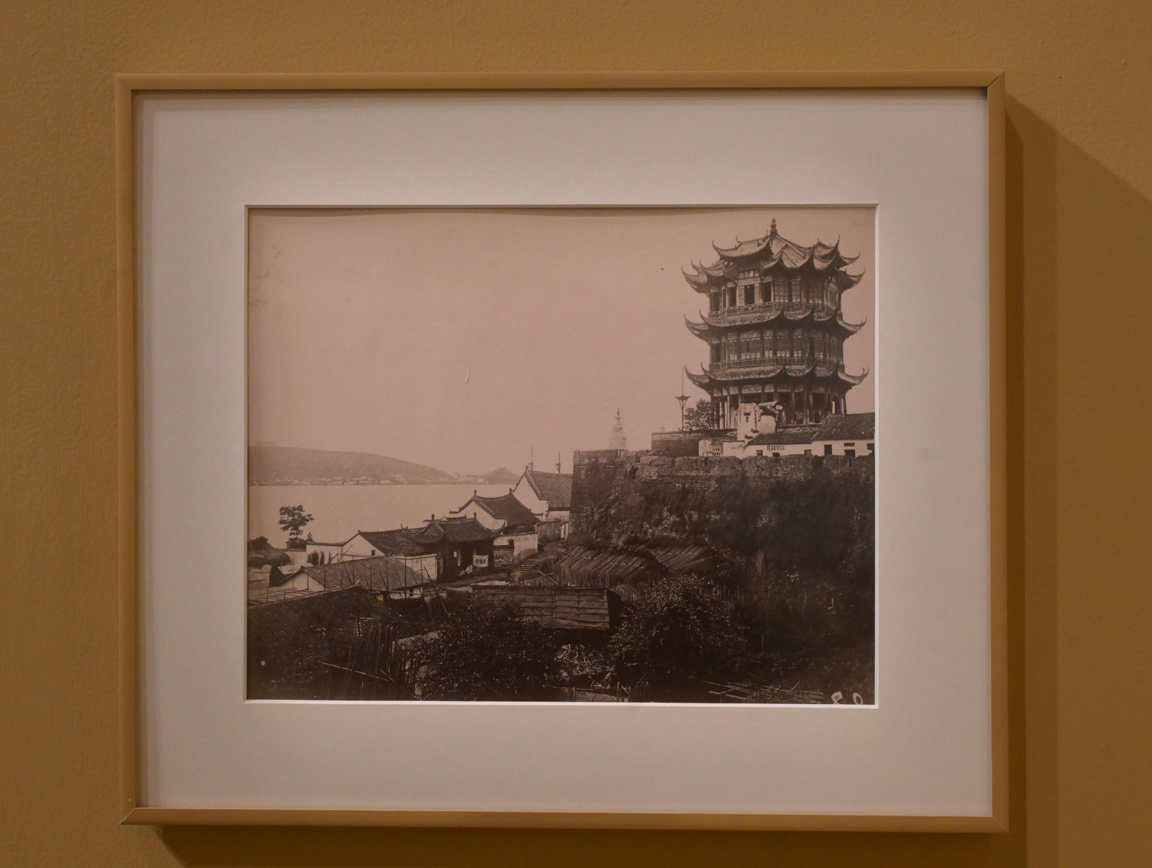 The ceremony of the Moonchu Collection donation, gallery naming and opening of the "In Retrospect: The Early Chinese Photography Collection of Moonchu Foundation" exhibition was held today (October 22) at the Hong Kong Museum of History. Photo shows images of the Yellow Crane Tower taken in 1870s.