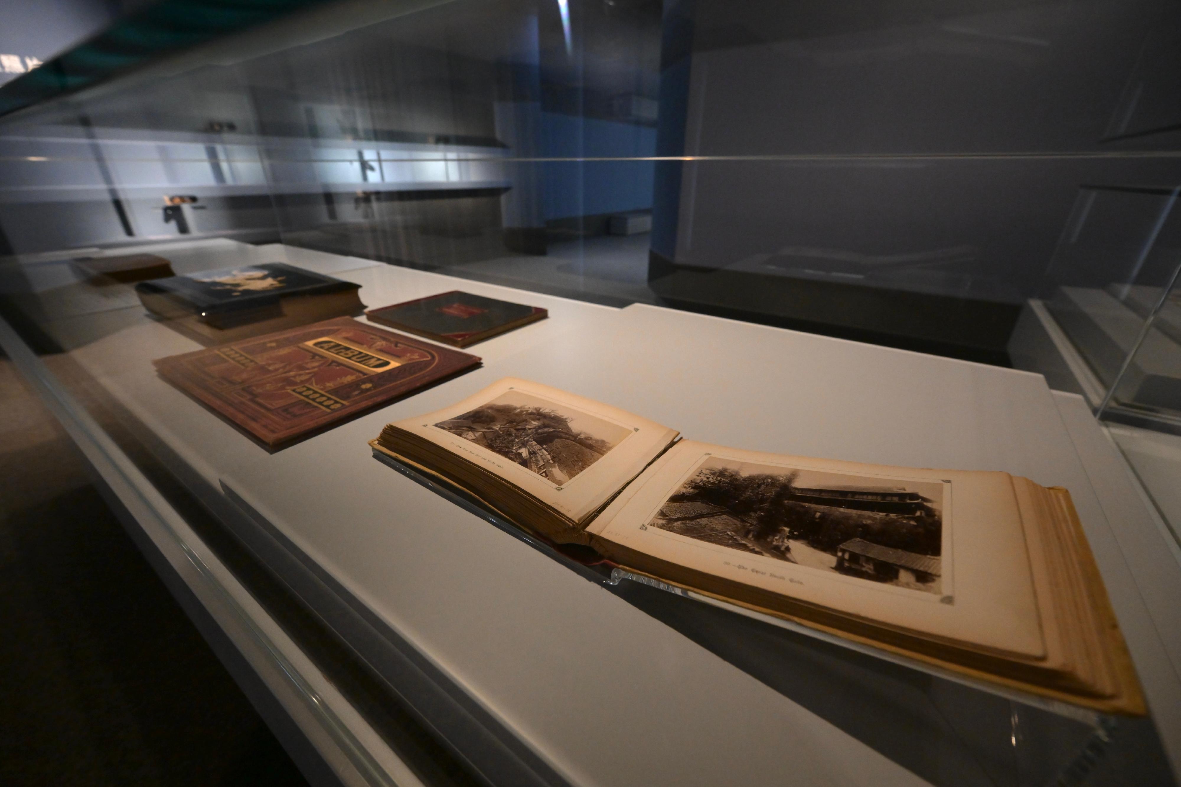 The ceremony of the Moonchu Collection donation, gallery naming and opening of the "In Retrospect: The Early Chinese Photography Collection of Moonchu Foundation" exhibition was held today (October 22) at the Hong Kong Museum of History. Photo shows a display of photo albums.
