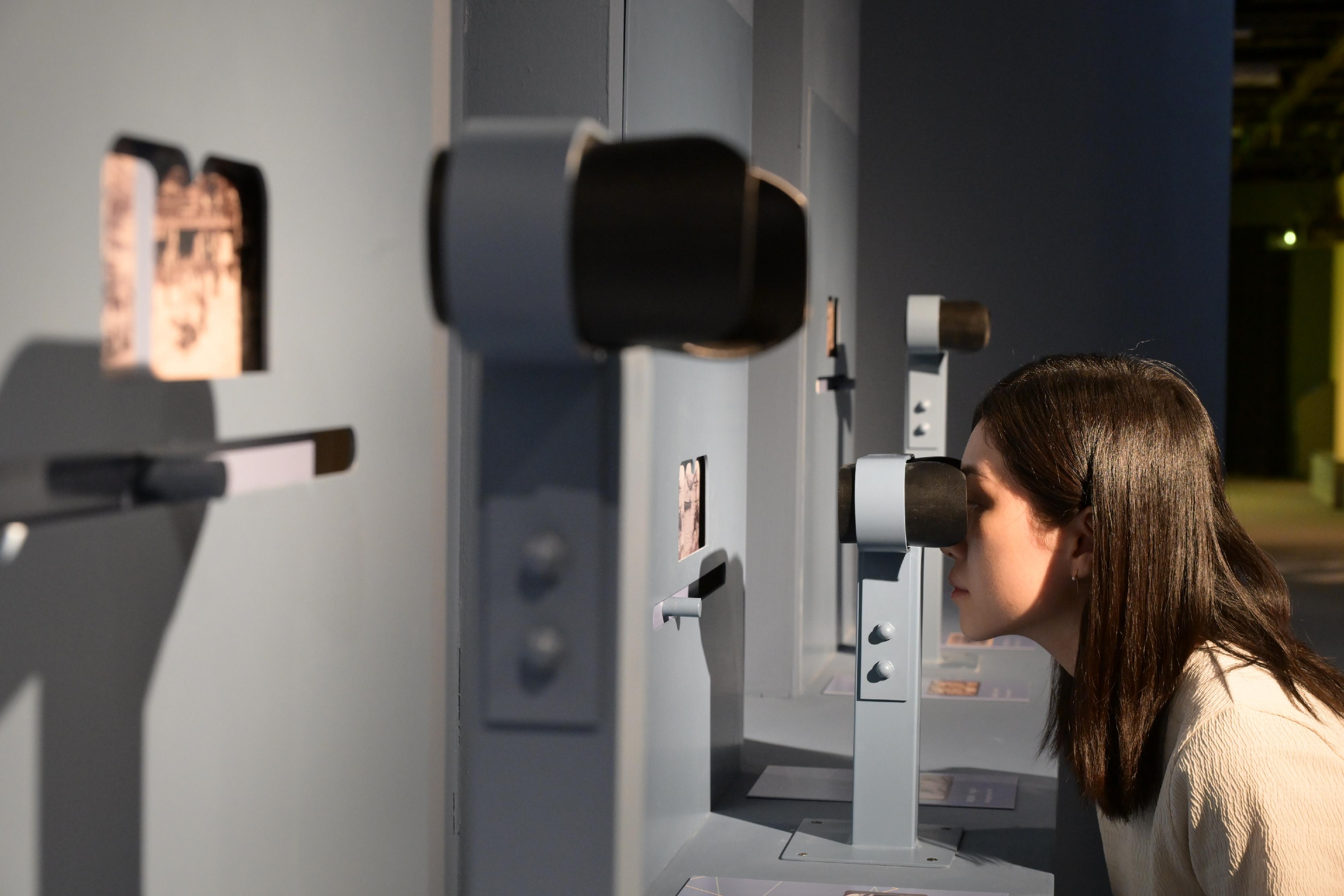 The ceremony of the Moonchu Collection donation, gallery naming and opening of the "In Retrospect: The Early Chinese Photography Collection of Moonchu Foundation" exhibition was held today (October 22) at the Hong Kong Museum of History. Photo shows an interactive area featured in the exhibition. Visitors can use special glasses to view stereoscopic photos.
