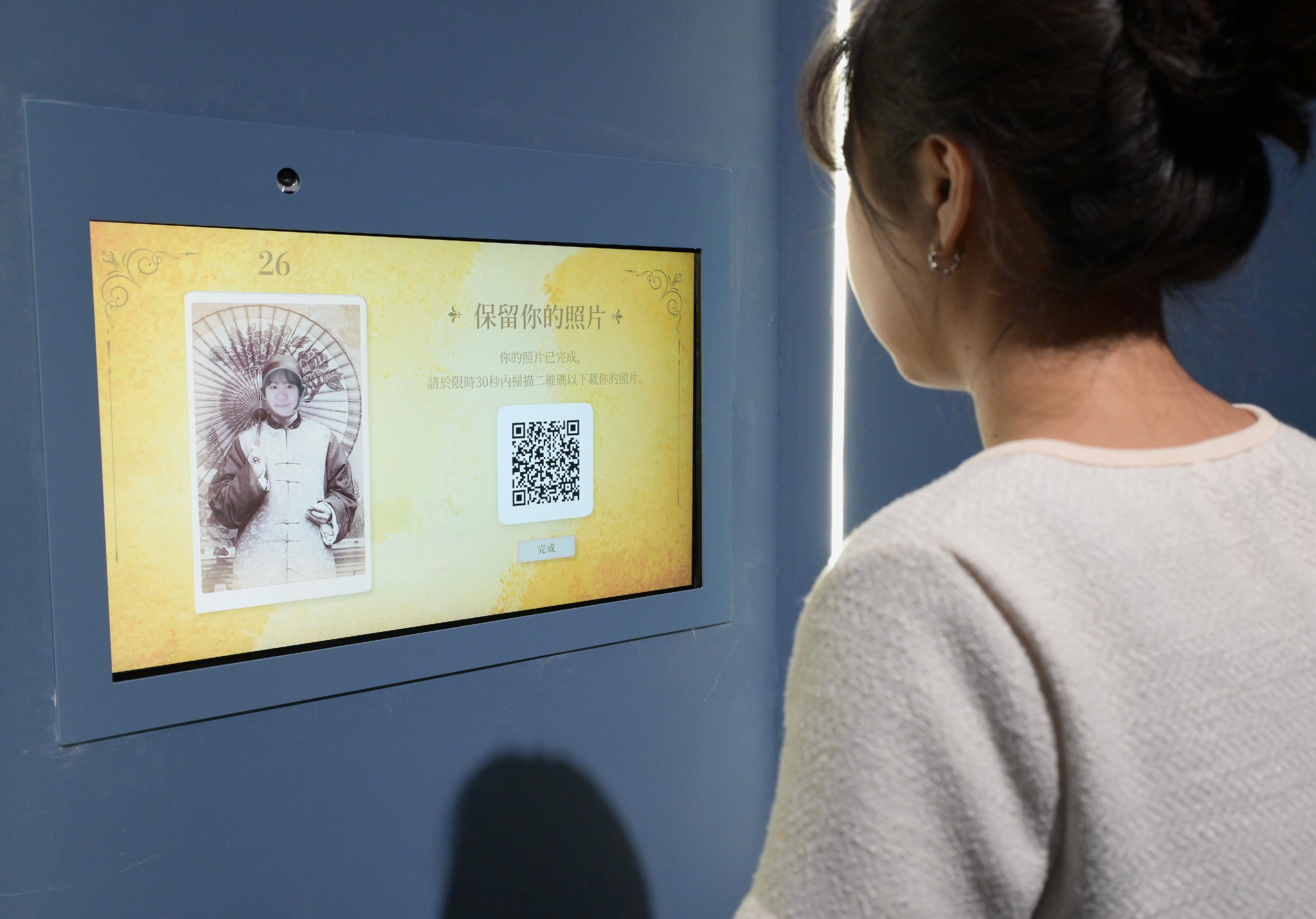 The ceremony of the Moonchu Collection donation, gallery naming and opening of the "In Retrospect: The Early Chinese Photography Collection of Moonchu Foundation" exhibition was held today (October 22) at the Hong Kong Museum of History. Photo shows an interactive area featured in the exhibition. Visitors can choose their favourite photos to create an electronic album as a keepsake.
