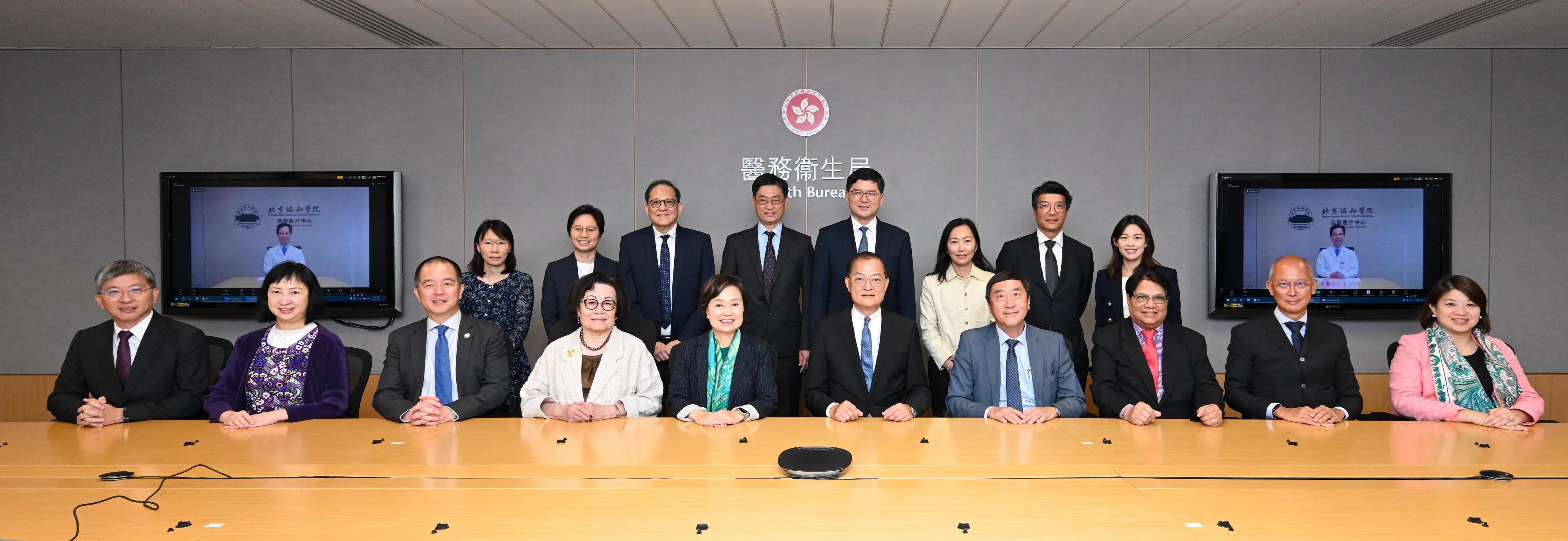 The Secretary for Health, Professor Lo Chung-mau, and the Secretary for Education, Dr Choi Yuk-lin, cochaired the first meeting of the Task Group on New Medical School today (October 22). Professor Lo (front row, fifth right) and Dr Choi (front row, fifth left) are joined by the Permanent Secretary for Education, Ms Michelle Li (front row, second left); the Permanent Secretary for Health, Mr Thomas Chan (front row, first left); the Under Secretary for Health, Dr Libby Lee (front row, first right), and other members of the Task Group in a group photo before the meeting.