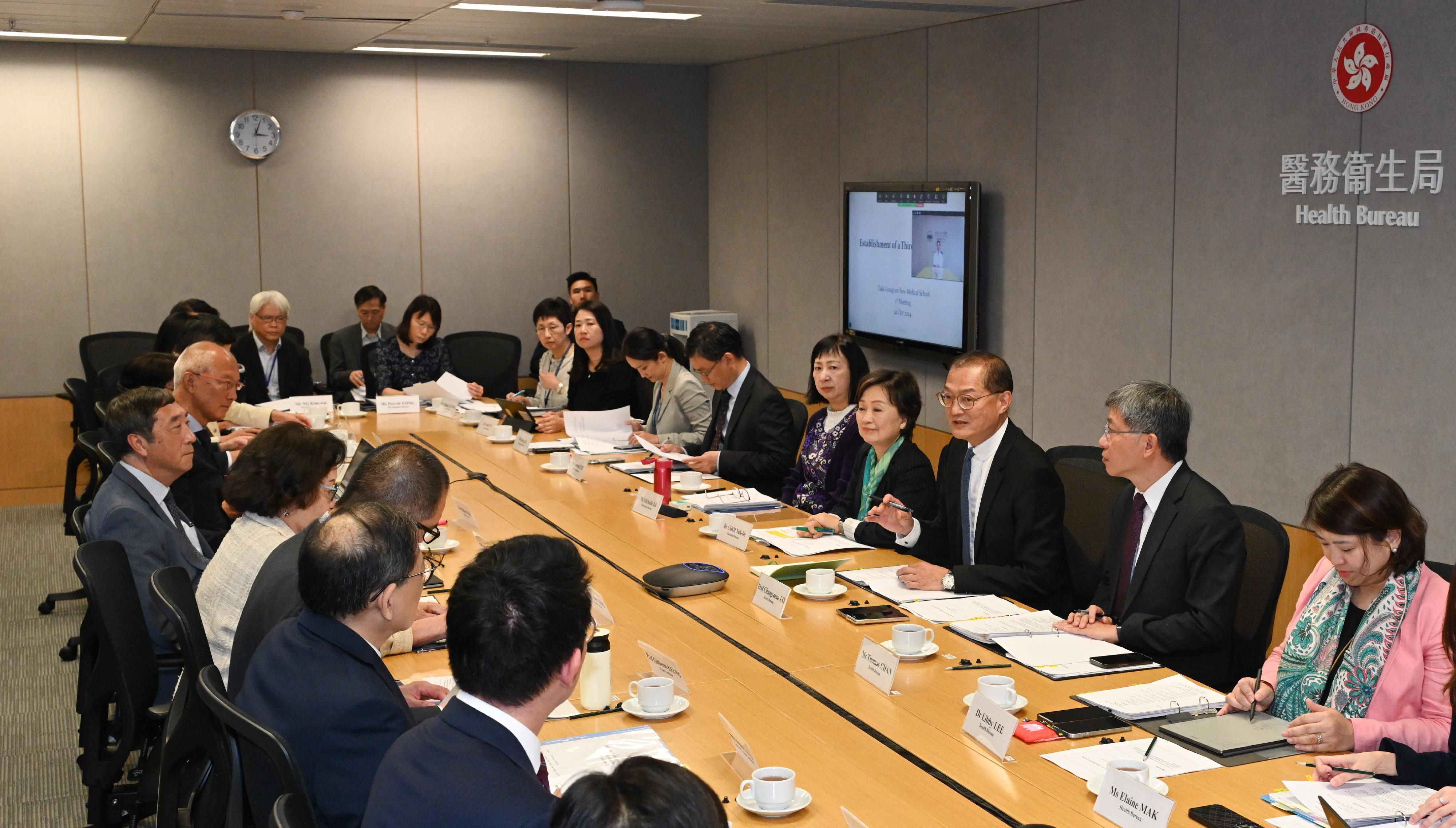 The Secretary for Health, Professor Lo Chung-mau (third right), and the Secretary for Education, Dr Choi Yuk-lin (fourth right), cochair the first meeting of the Task Group on New Medical School today (October 22) and discuss with members the strategic directions and planning proposals for establishing a third medical school in Hong Kong.