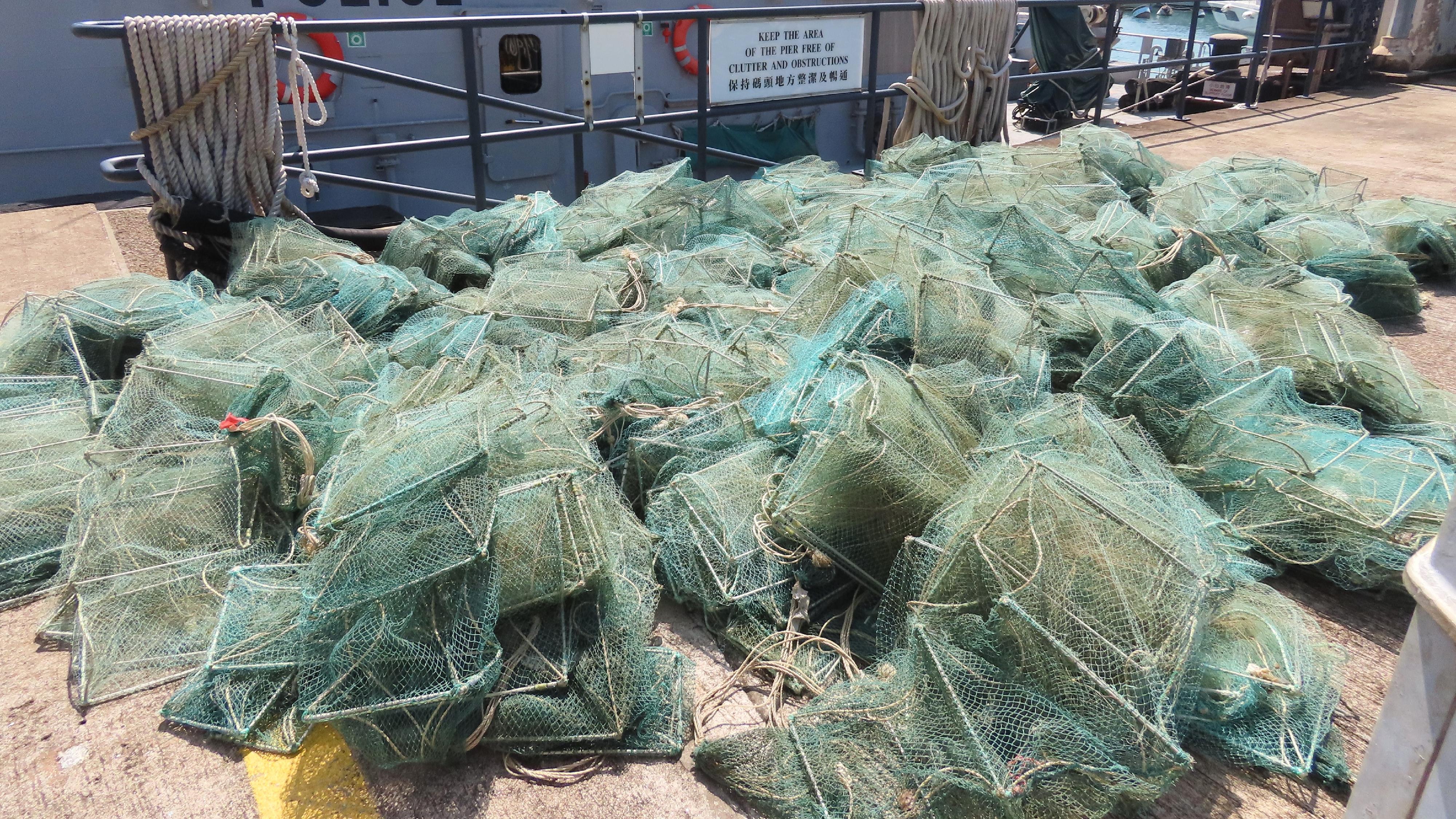 The Agriculture, Fisheries and Conservation Department today (October 22) laid charges against six Mainland fisherman deckhands suspected of engaging in fishing using snake cages (a type of cage trap banned in Hong Kong waters) on a local fishing vessel in waters off Hei Ling Chau and a local coxswain on board. Photo shows some of the snake cages seized.