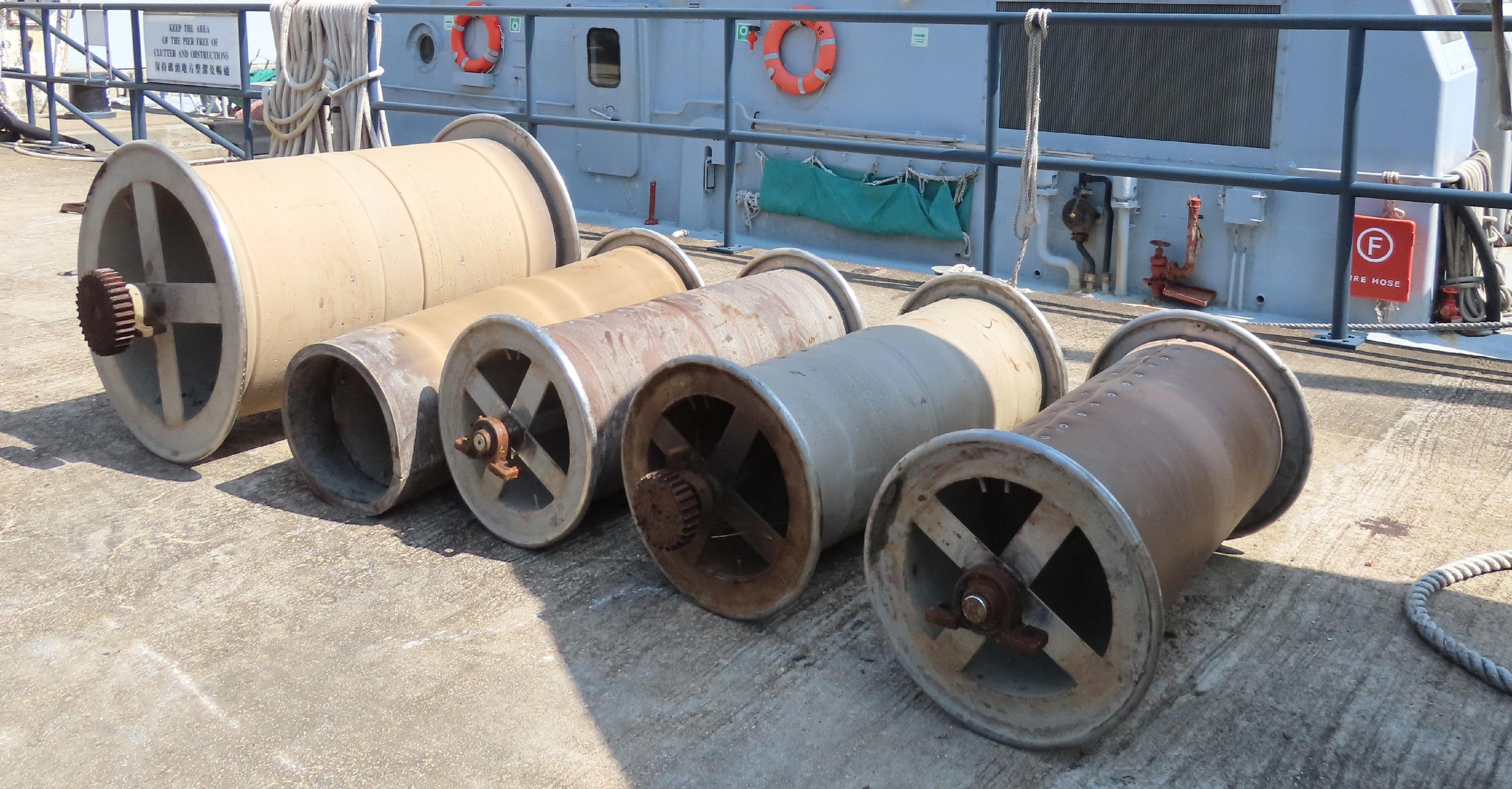 The Agriculture, Fisheries and Conservation Department today (October 22) laid charges against six Mainland fisherman deckhands suspected of engaging in fishing using snake cages (a type of cage trap banned in Hong Kong waters) on a local fishing vessel in waters off Hei Ling Chau and a local coxswain on board. Photo shows the winches seized.