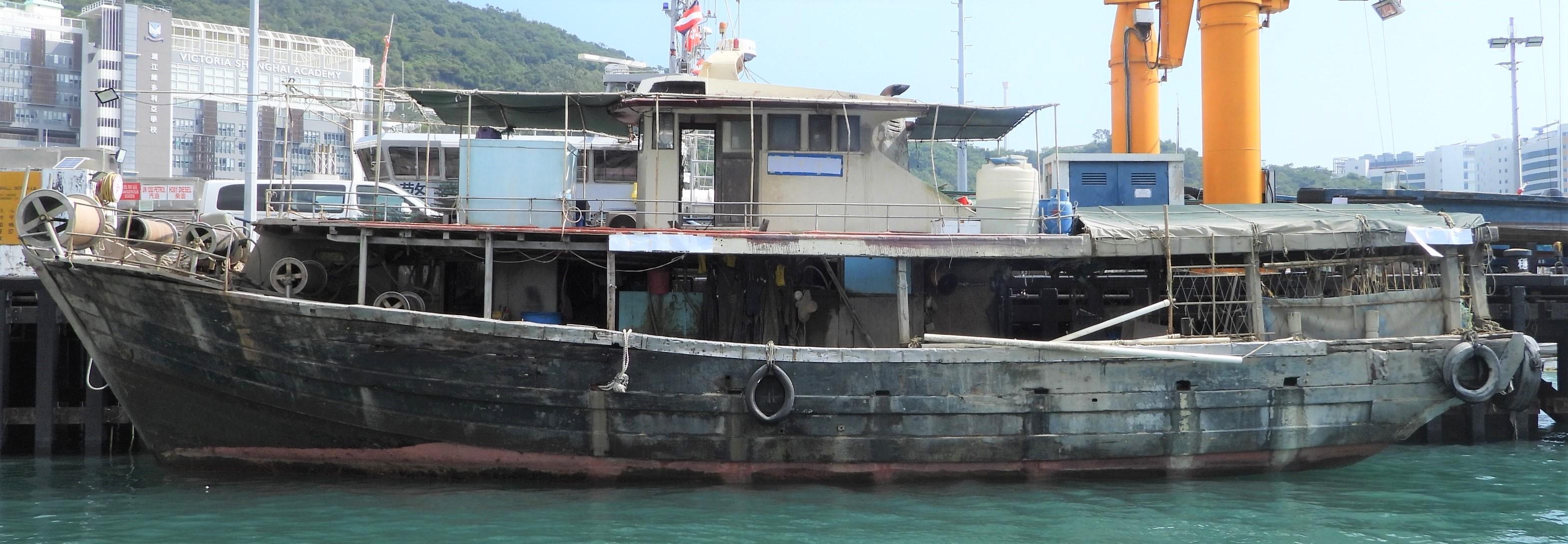 六名涉嫌在喜灵洲附近水域一艘本地渔船上使用蛇笼（一种已被禁止在香港水域使用的浸笼）捕鱼的内地过港渔工，连同一名船上的本地船长今日（十月二十二日）被渔农自然护理署起诉。图示涉事本地渔船。