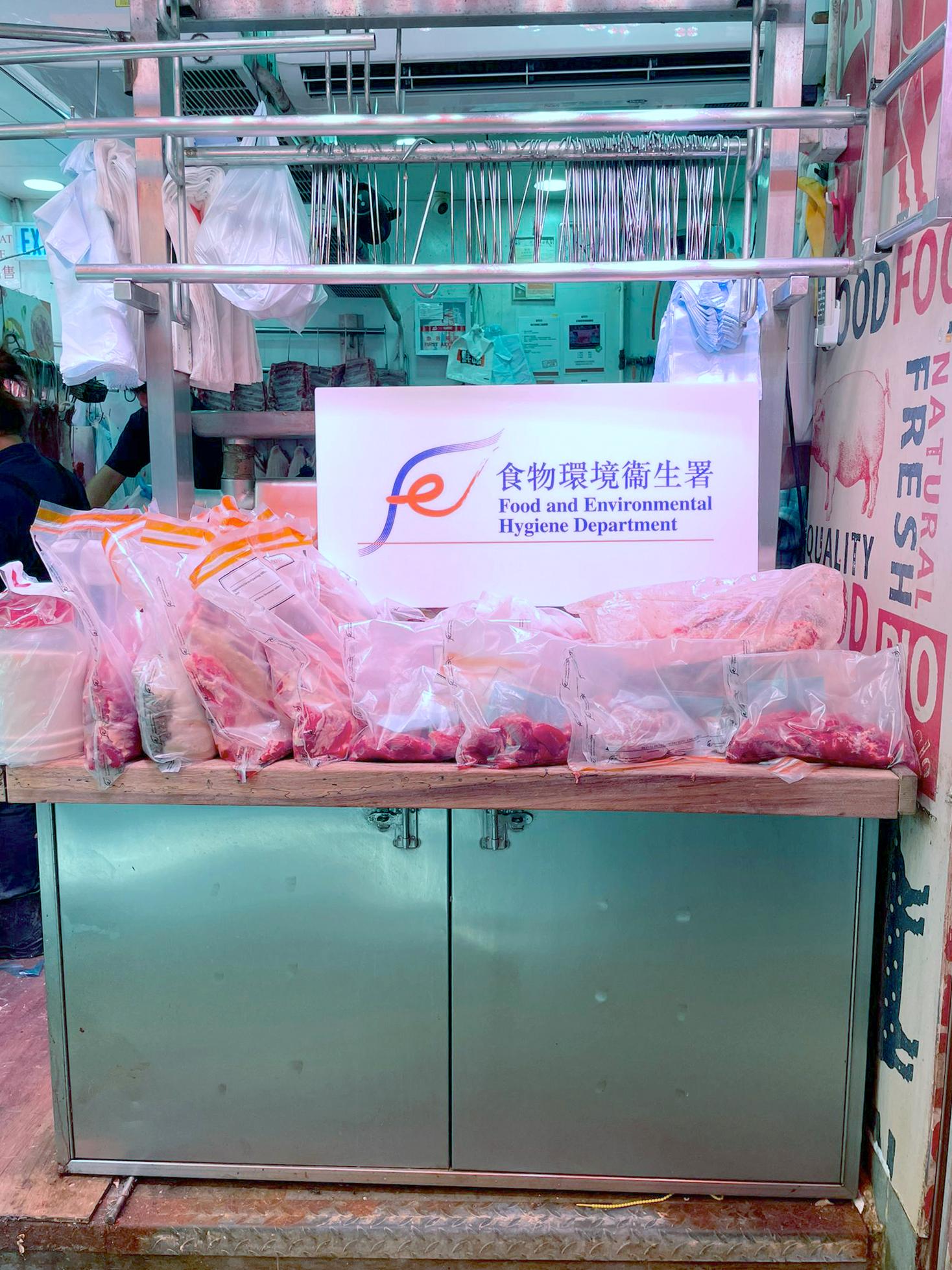 The Food and Environmental Hygiene Department (FEHD) has long been committed to combating the sale of chilled or frozen meat disguised as fresh meat, and today (October 22) raided a licensed fresh provision shop in Mong Kok District suspected of selling frozen meat as fresh meat. Photo shows some of the meat seized by FEHD officers during the operation.