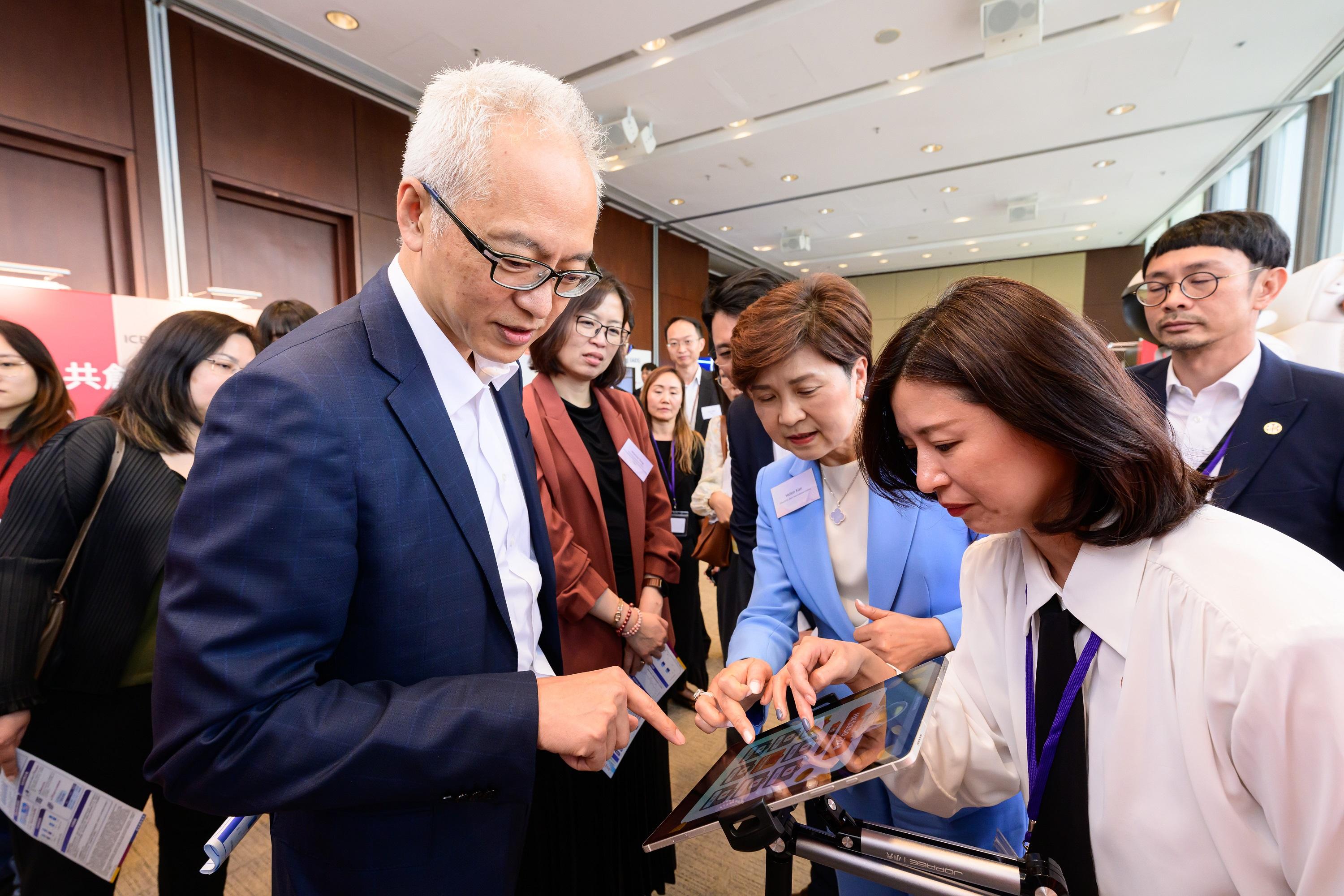 The Hong Kong Monetary Authority (HKMA) held the Interbank Account Data Sharing (IADS) Showroom Day today (October 23), allowing banks to share practical applications of IADS. Photo shows Deputy Chief Executive of the HKMA Mr Howard Lee visiting the exhibition booths at the IADS Showroom Day.