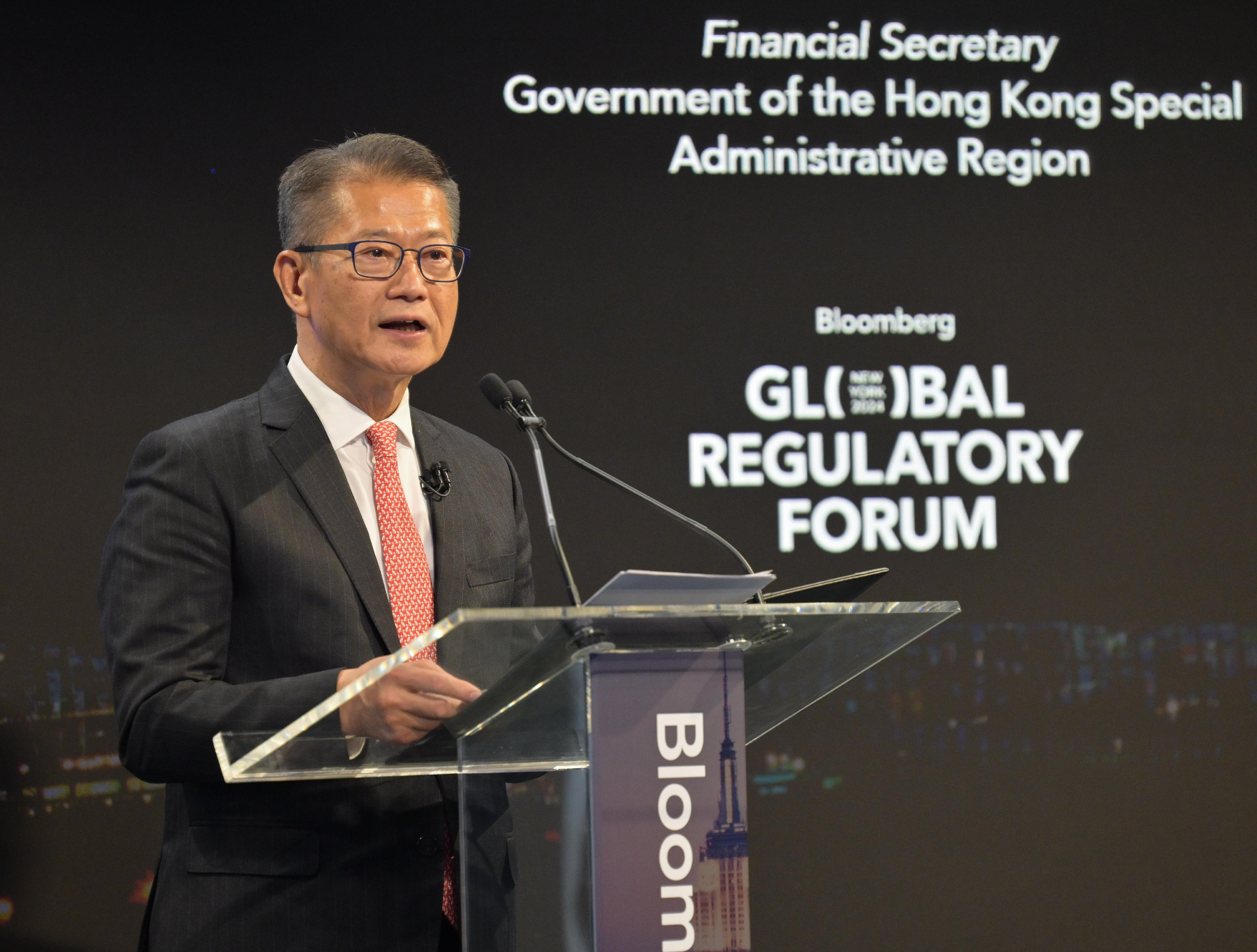 The Financial Secretary, Mr Paul Chan, began his visit to New York, the United States, yesterday (October 22, New York time). Photo shows Mr Chan delivering a keynote speech at the Bloomberg Global Regulatory Forum.