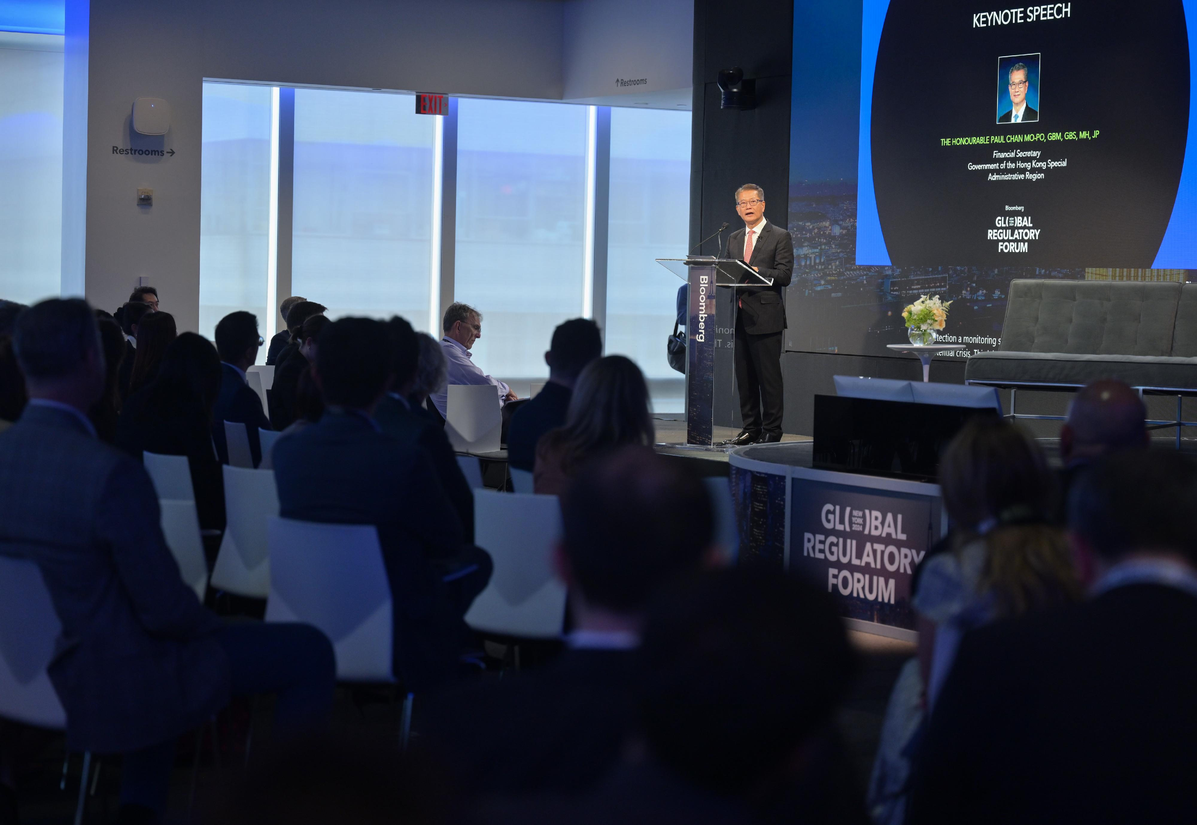 The Financial Secretary, Mr Paul Chan, began his visit to New York, the United States, yesterday (October 22, New York time). Photo shows Mr Chan delivering a keynote speech at the Bloomberg Global Regulatory Forum.