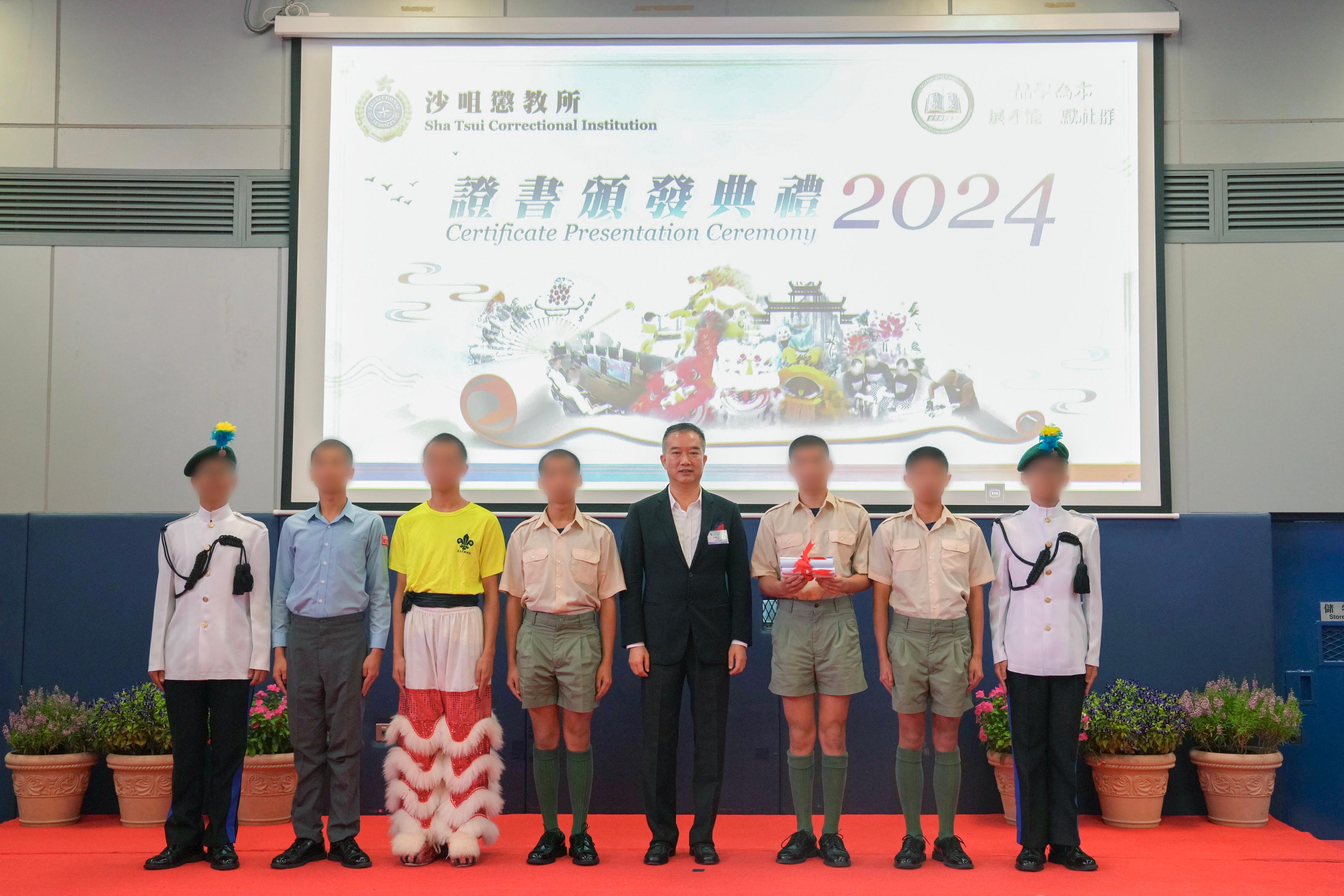 Young persons in custody at Sha Tsui Correctional Institution of the Correctional Services Department were presented with certificates at a ceremony today (October 23) in recognition of their efforts and achievements in studies and vocational examinations. Photo shows the President of the Hong Kong Shanxi Union Community Limited, Mr Ng Tang (fourth right), presenting certificates to young persons in custody.