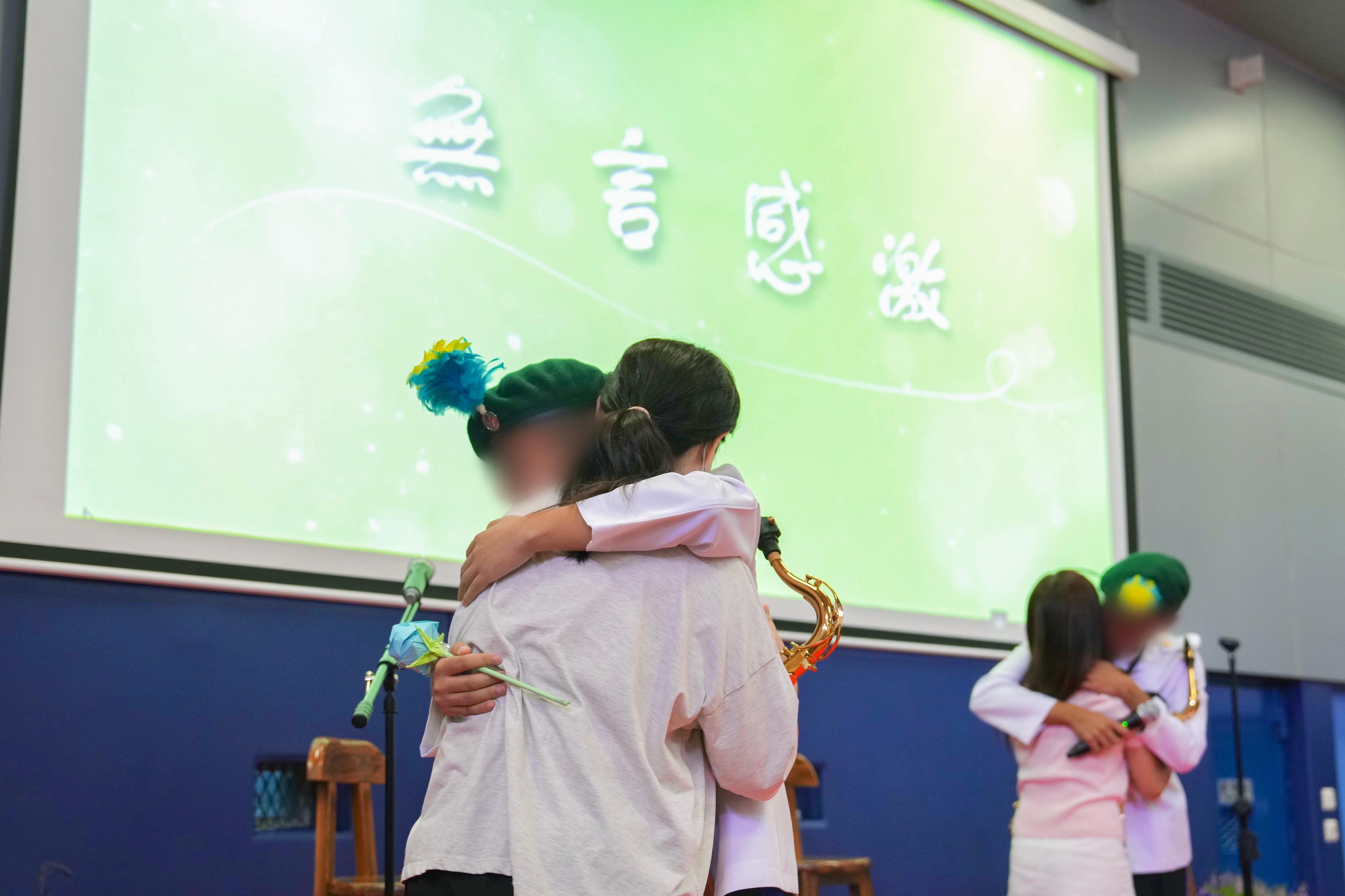 Young persons in custody at Sha Tsui Correctional Institution of the Correctional Services Department were presented with certificates at a ceremony today (October 23) in recognition of their efforts and achievements in studies and vocational examinations. Photo shows young persons in custody expressing gratitude to their family members for their support and encouragement.