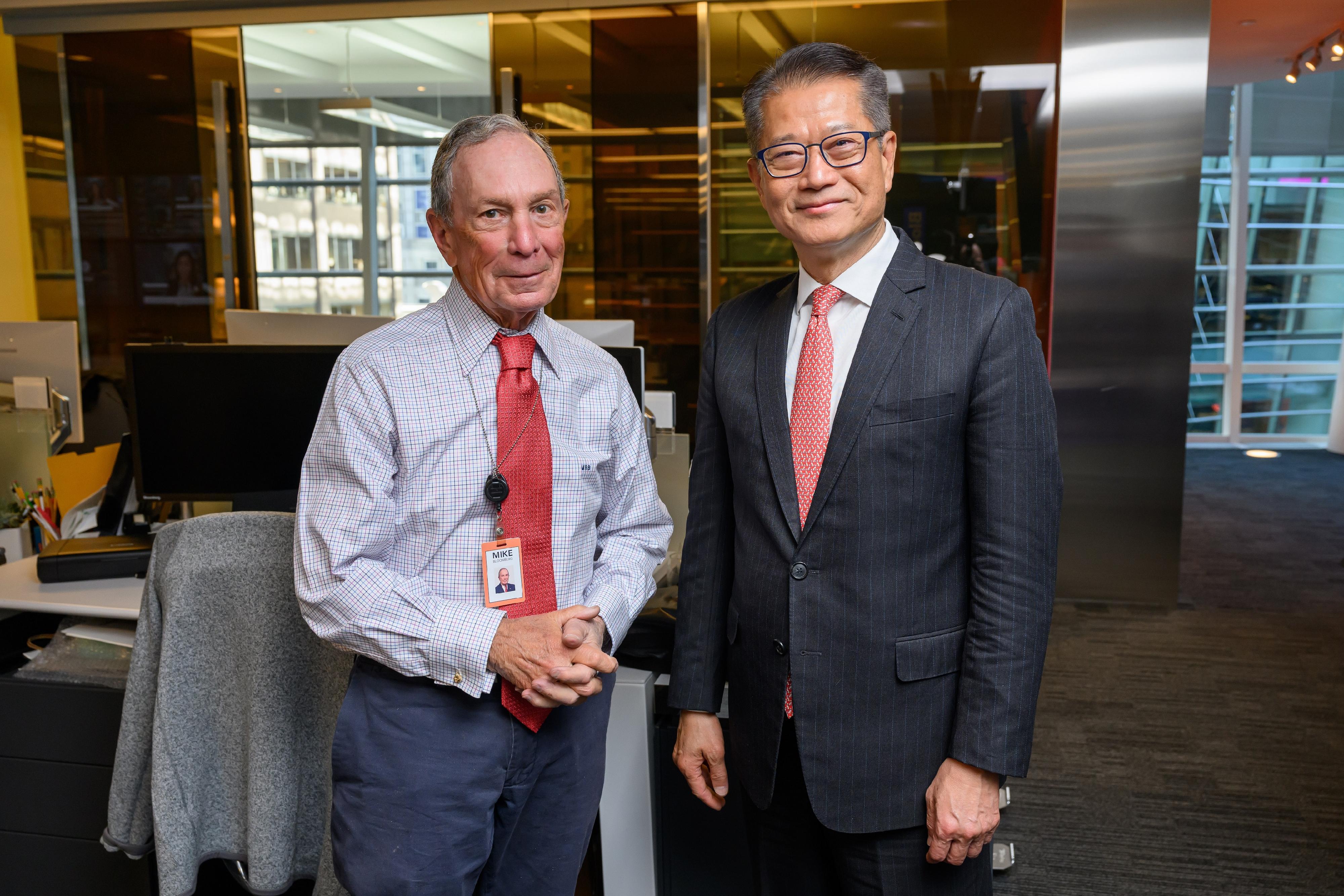 The Financial Secretary, Mr Paul Chan, began his visit to New York, the United States, yesterday (October 22, New York time). Photo shows Mr Chan (right) meeting with the Founder of Bloomberg L.P. and Bloomberg Philanthropies, Mr Michael Bloomberg (left).