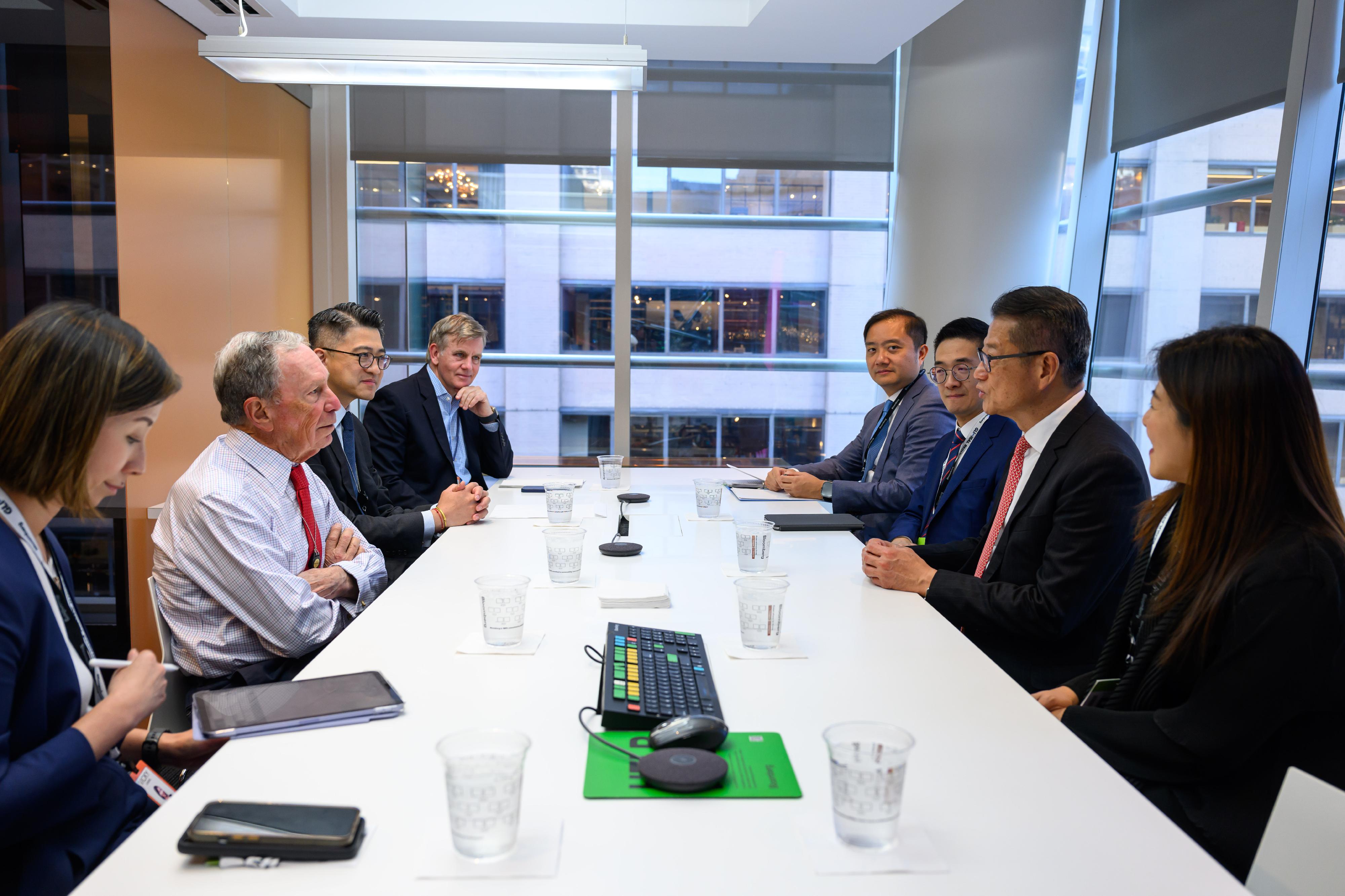 The Financial Secretary, Mr Paul Chan, began his visit to New York, the United States, yesterday (October 22, New York time). Photo shows Mr Chan (second right) meeting with the Founder of Bloomberg L.P. and Bloomberg Philanthropies, Mr Michael Bloomberg (second left).