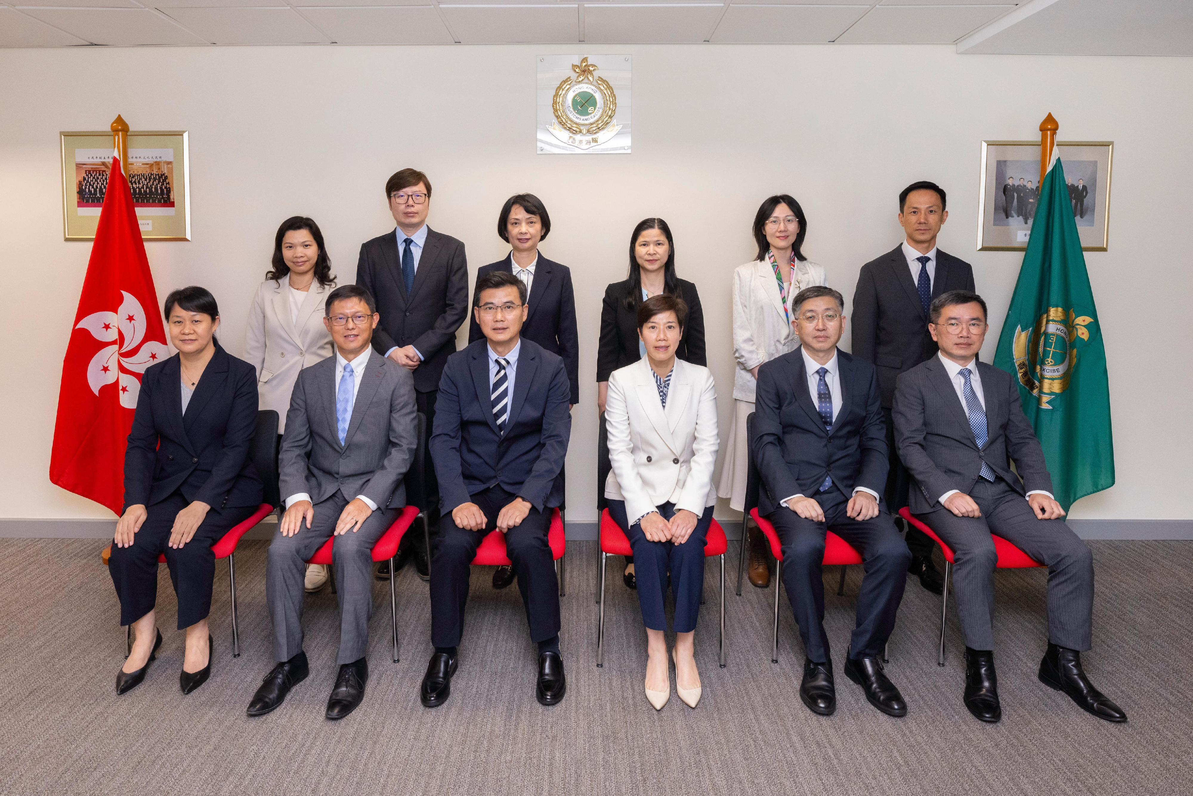 The Commissioner of Customs and Excise, Ms Louise Ho, today (October 23) met the Director General in Shanghai Customs District, Mr Wang Wei, in the Customs Headquarters Building. Photos shows Ms Ho (front row, third right), Mr Wang (front row, third left), Hong Kong Customs officers and members of the Shanghai Customs delegation.