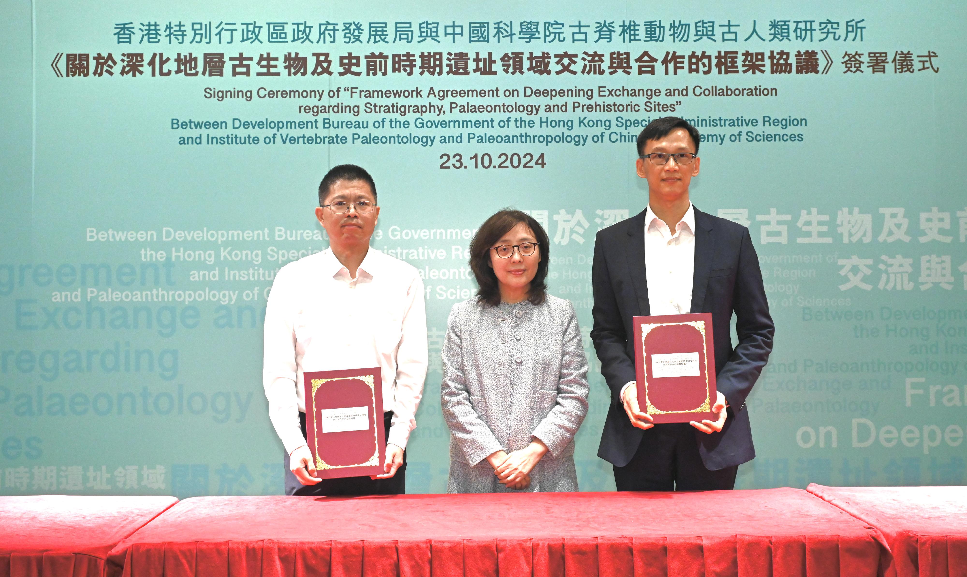 The Development Bureau (DEVB) and the Institute of Vertebrate Paleontology and Paleoanthropology (IVPP) of the Chinese Academy of Sciences (CAS) today (October 23) signed the Framework Agreement on Deepening Exchange and Collaboration regarding Stratigraphy, Palaeontology and Prehistoric Sites to conduct scientific research, specimen management and identification, training, and exchanges in the fields of palaeontology, palaeoanthropology and palaeolithic sites. Photo shows the Secretary for Development, Ms Bernadette Linn (centre), the Commissioner for Heritage of the DEVB, Mr Ivanhoe Chang (right), and the Vice Director of the IVPP of the CAS, Mr Liu Jun (left) at the ceremony.