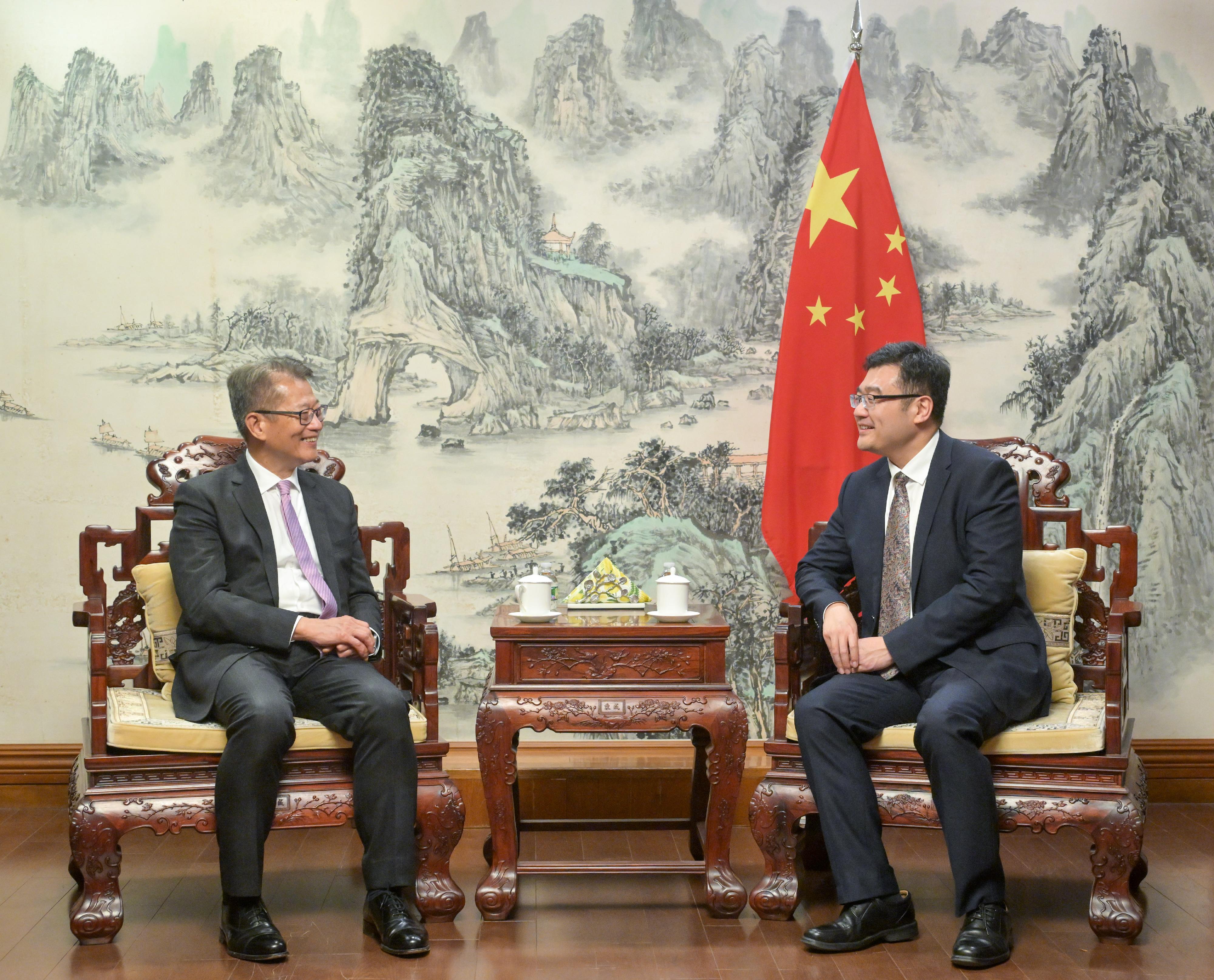 The Financial Secretary, Mr Paul Chan, continued his visit in New York, the United States, yesterday (October 23, New York time). Photo shows Mr Chan (left) meeting with the Acting Consul General of China in New York, Mr Ma Xiaoxiao (right).