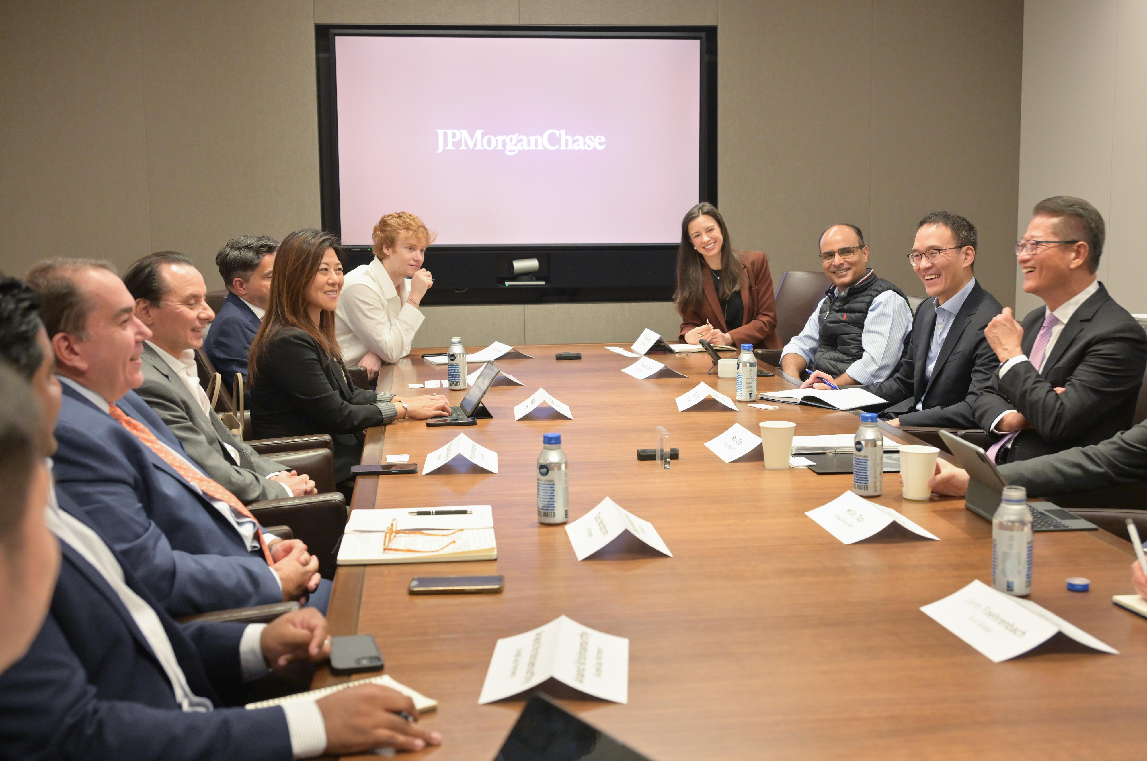 The Financial Secretary, Mr Paul Chan, continued his visit in New York, the United States, yesterday (October 23, New York time). Photo shows Mr Chan (first right) attending a roundtable hosted by JP Morgan, meeting with local financial and banking professionals.