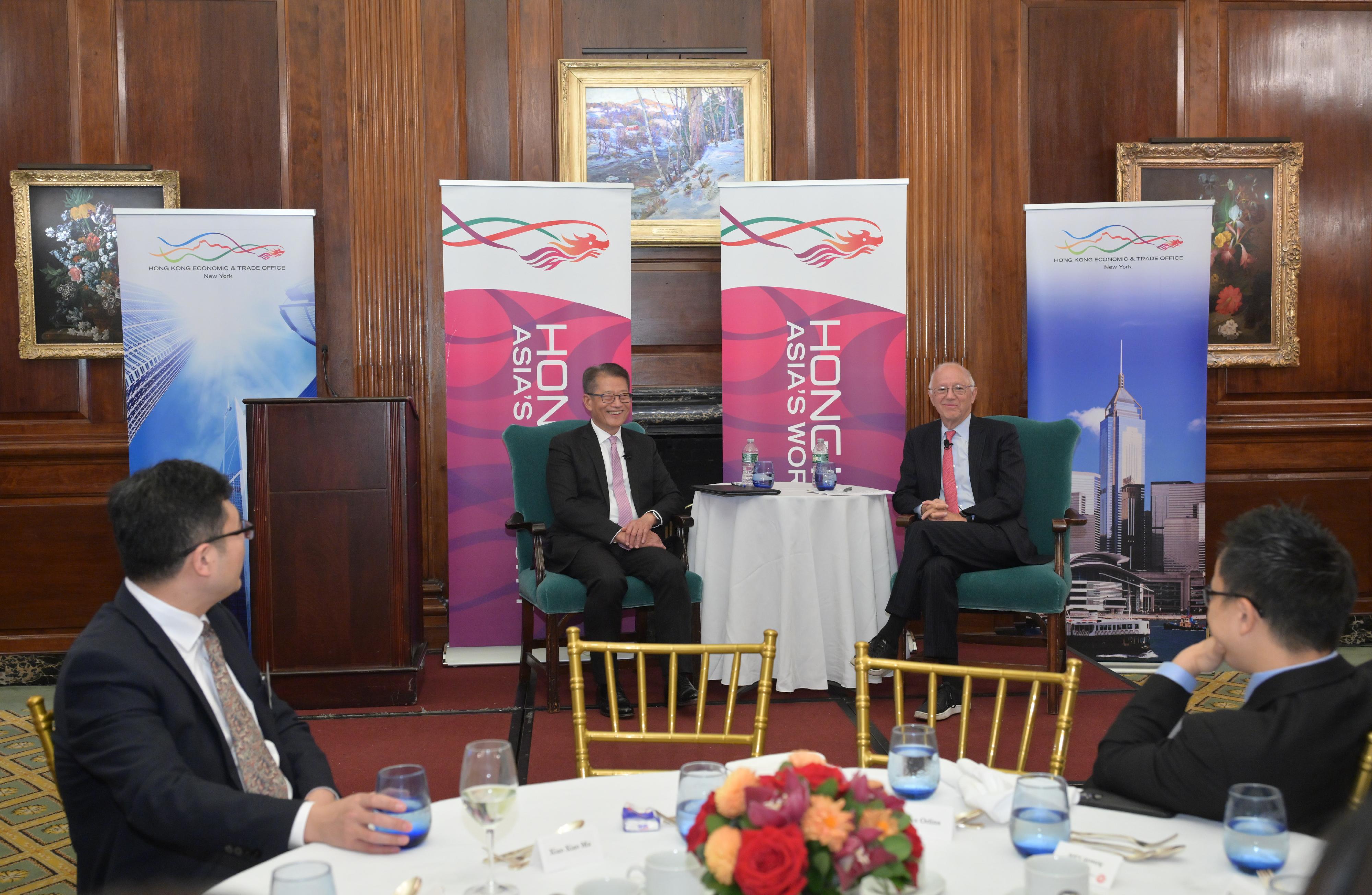 The Financial Secretary, Mr Paul Chan, continued his visit in New York, the United States, yesterday (October 23, New York time). Photo shows Mr Chan (left) attending a luncheon co-hosted by the Hong Kong Economic and Trade Office in New York and the Hong Kong Association of New York, where he conversed with the President of the National Committee on United States-China Relations, Mr Steve Orlins (right).