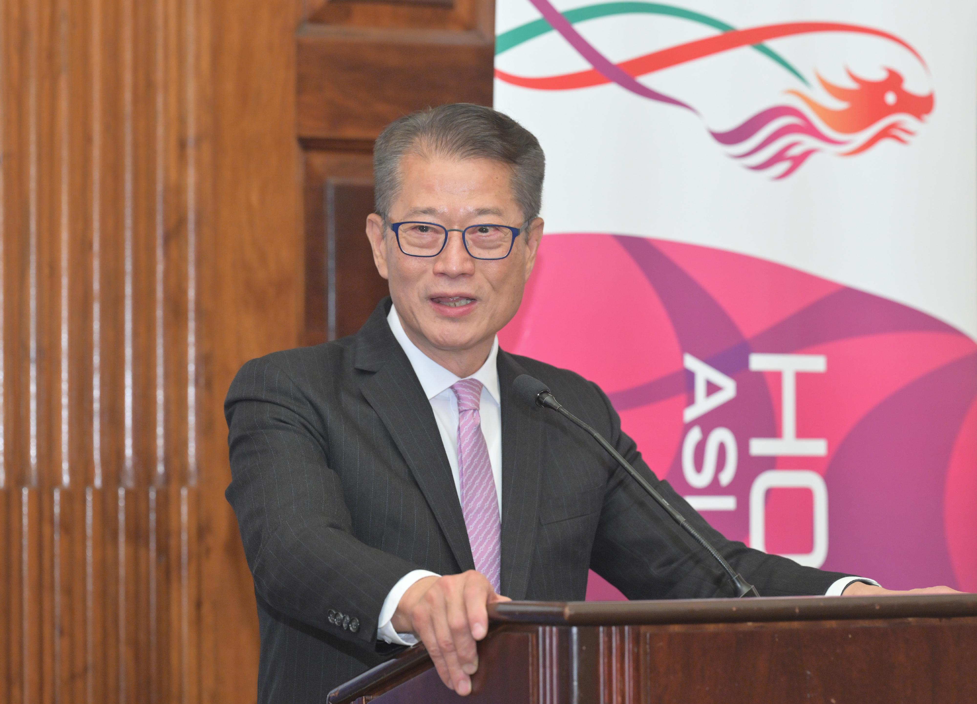 The Financial Secretary, Mr Paul Chan, continued his visit in New York, the United States, yesterday (October 23, New York time). Photo shows Mr Chan attending a luncheon co-hosted by the Hong Kong Economic and Trade Office in New York and the Hong Kong Association of New York, where he delivered a keynote speech.