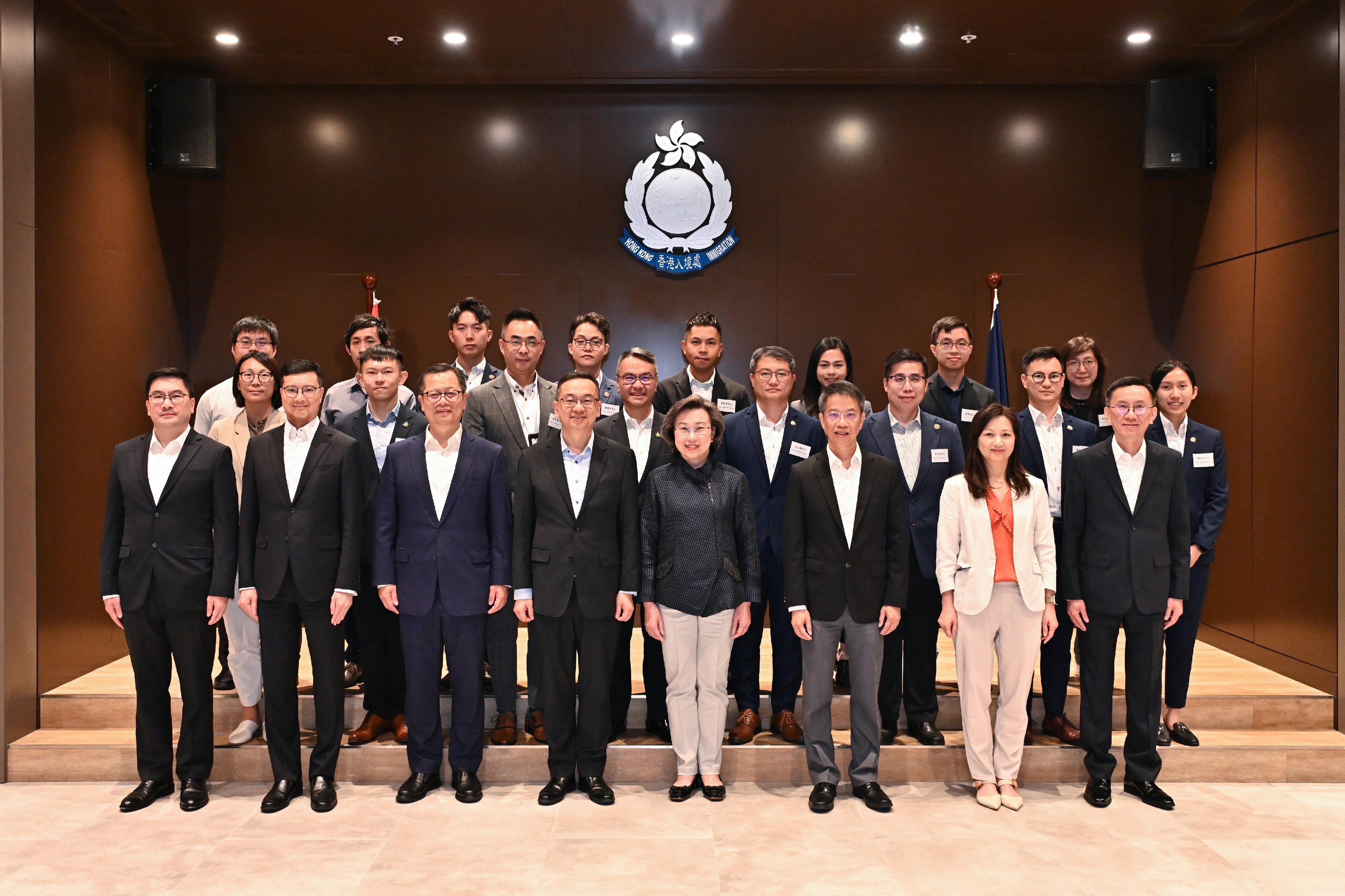 The Secretary for the Civil Service, Mrs Ingrid Yeung, visited the new headquarters of the Immigration Department in Tseung Kwan O today (October 24). Photo shows Mrs Yeung (first row, fourth right); the Permanent Secretary for the Civil Service, Mr Clement Leung (first row, third right); the Director of Immigration, Mr Benson Kwok (first row, fourth left); and directorate staff as well as staff representatives from various grades in the department.