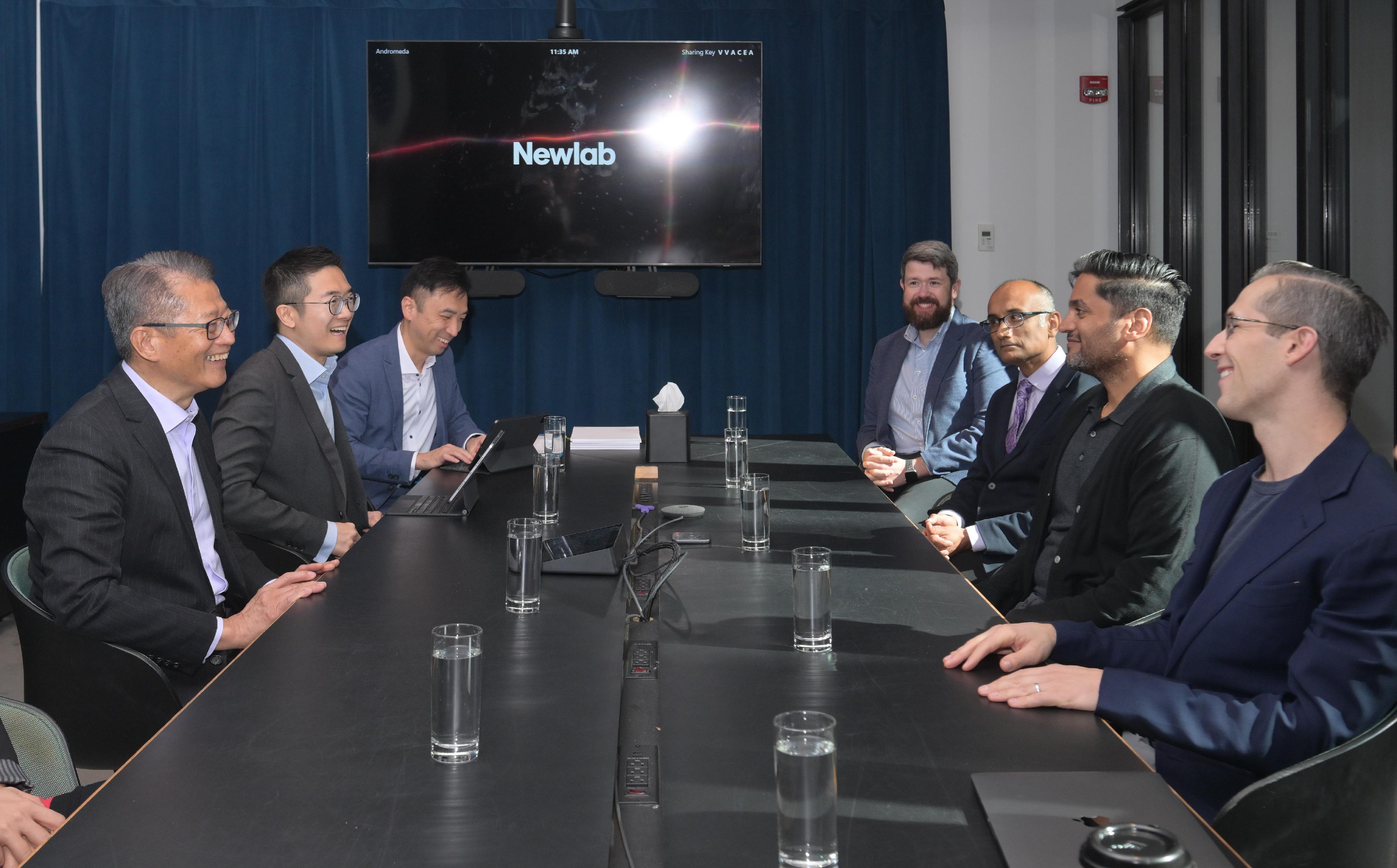 The Financial Secretary, Mr Paul Chan, completed his final day of visit in New York yesterday (October 24, New York time). Photo shows Mr Chan (first left) visiting venture platform Newlab and engaging in discussion with the staff in charge there.
