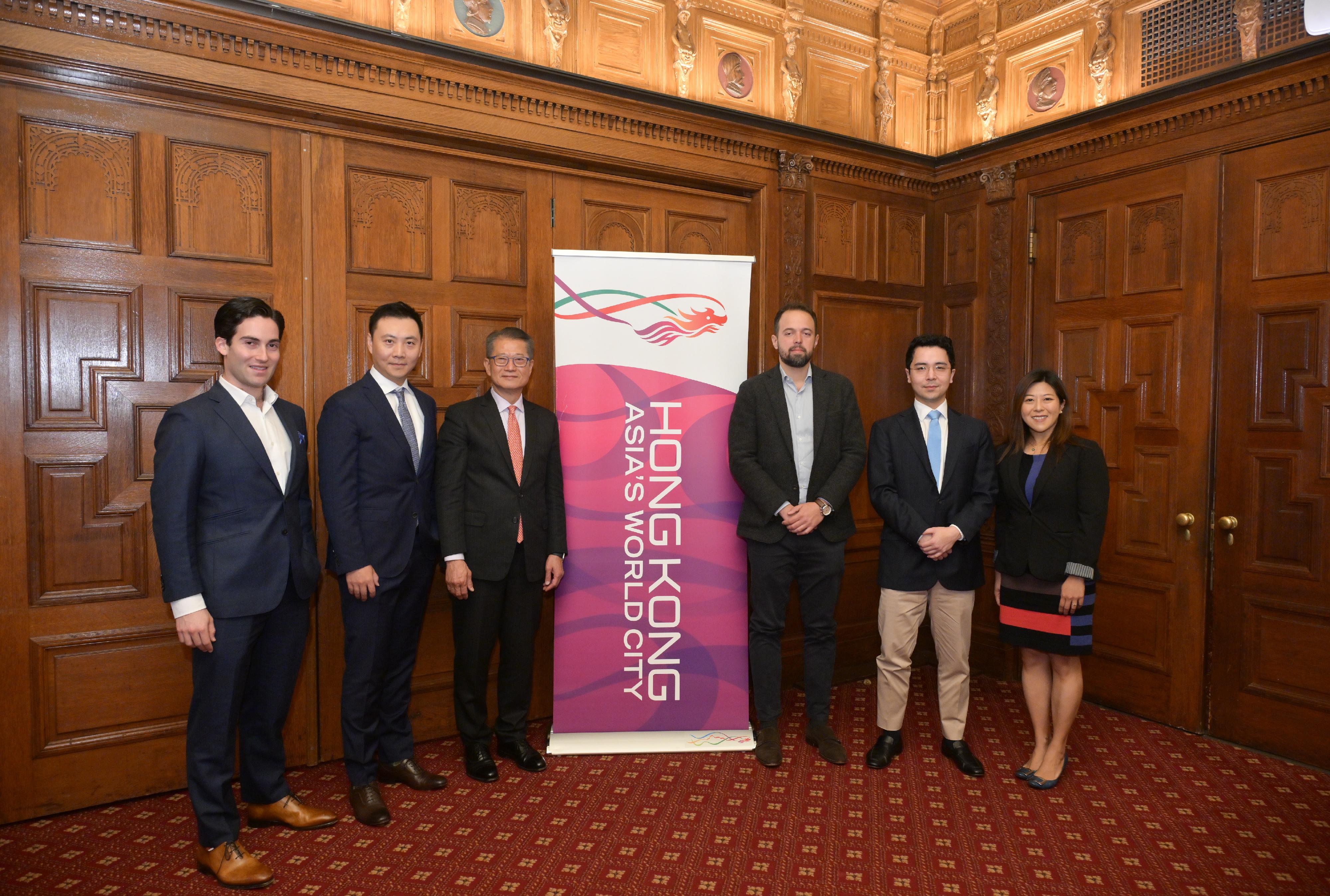 The Financial Secretary, Mr Paul Chan, completed his final day of visit in New York yesterday (October 24, New York time). Photo shows Mr Chan (third left) in a group photo with representatives from several family offices after a breakfast meeting.
