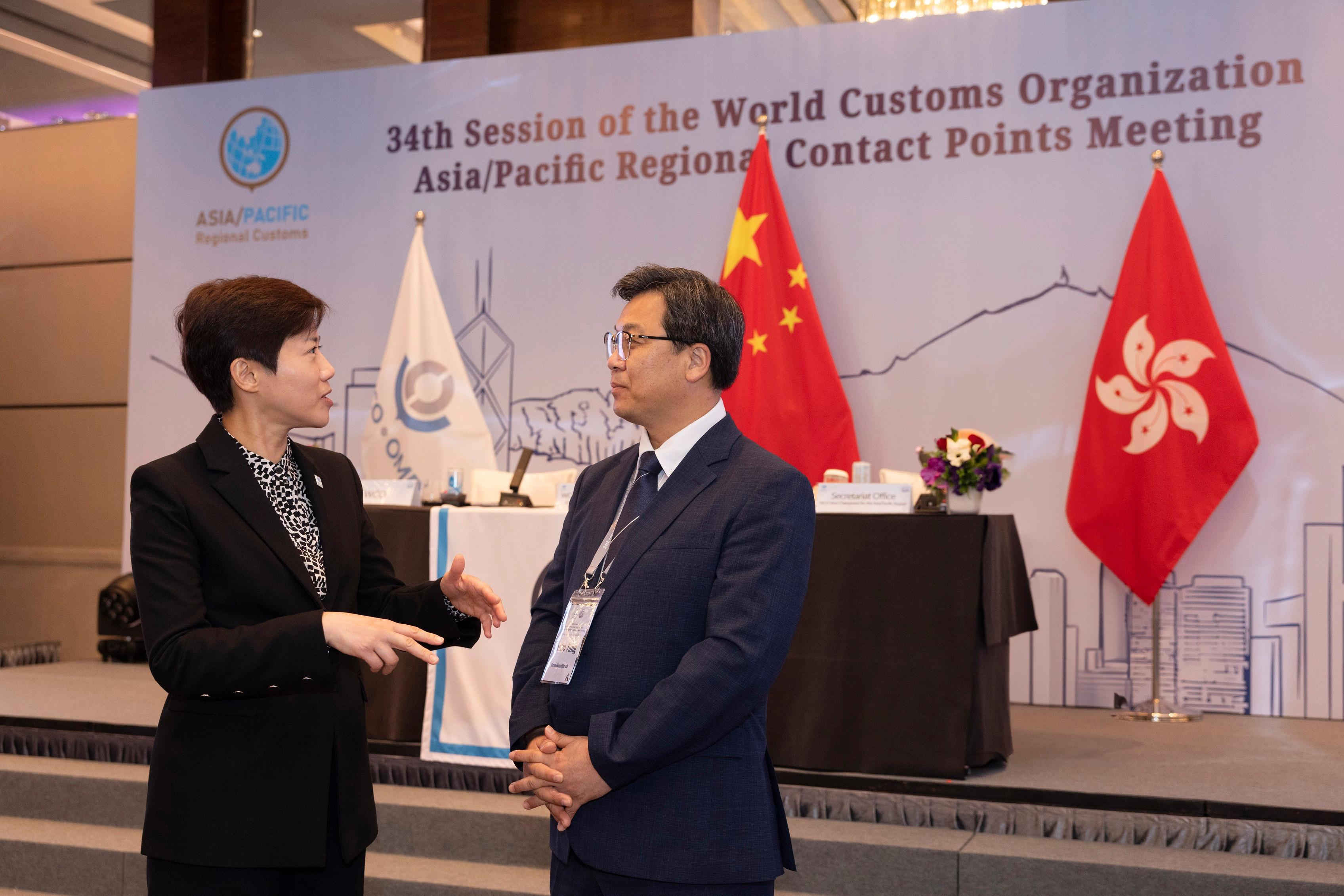 The 34th World Customs Organization Asia/Pacific Regional Contact Points Meeting held by Hong Kong Customs concluded today (October 25). Photo shows the Commissioner of Customs and Excise, Ms Louise Ho (left), conversing with a participant of the meeting.