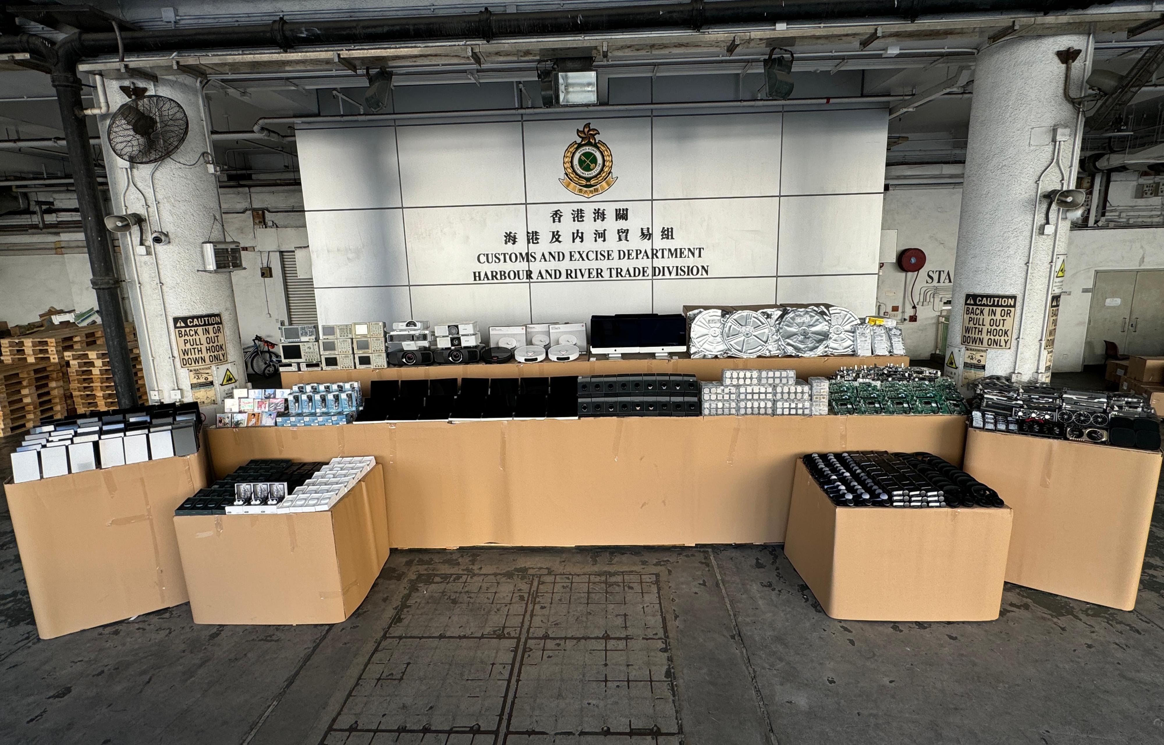 香港海关十月十五日在葵涌货柜码头侦破一宗涉嫌利用远洋船走私货物往台中的案件，检获大批怀疑走私电子货物，包括电脑、家电产品、智能手表、集成电路同电路板，估计市值约一亿元。图示检获的怀疑走私电子货物。