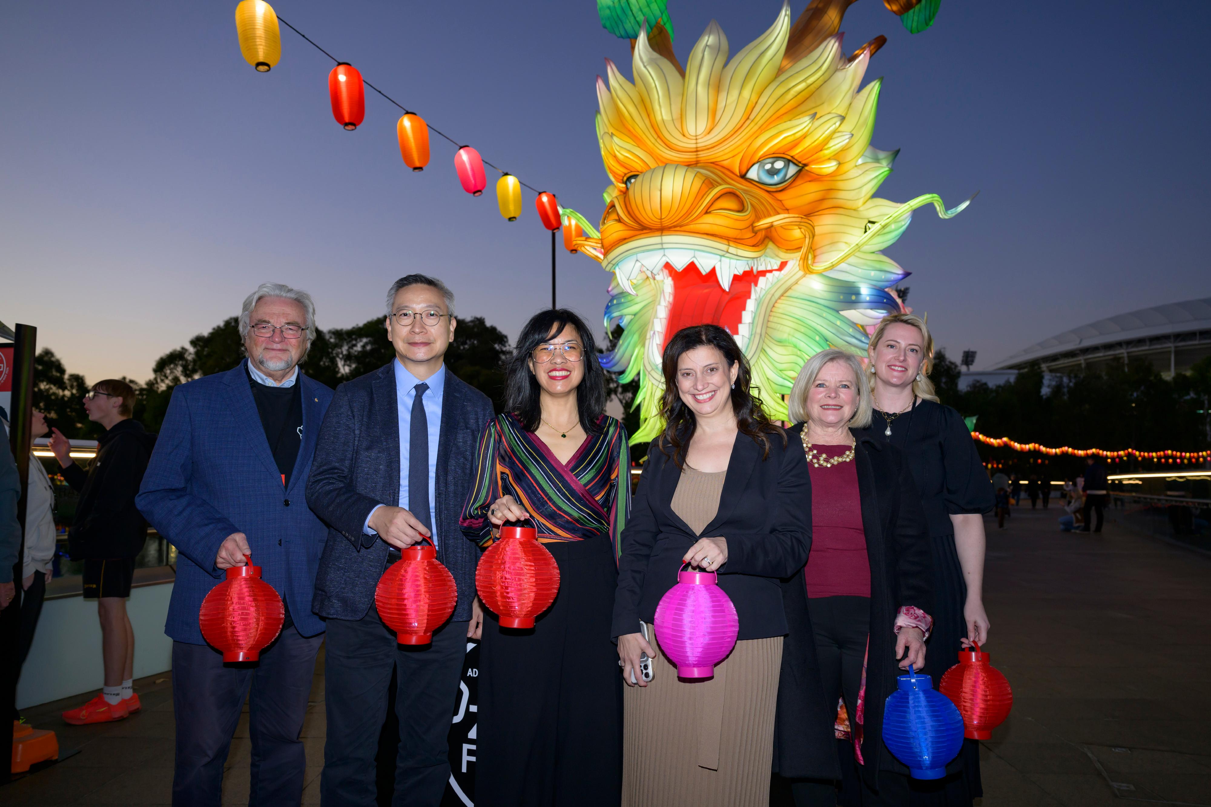 The Director of the Hong Kong Economic and Trade Office, Sydney, Mr Ricky Chong (second left), is pictured with the Chief Executive Officer and Artistic Director of the Adelaide Festival Centre, Mr Douglas Gautier (first left); the Artistic and Executive Producer of the OzAsia Festival, Ms Joon-Yee Kwok (third left); the Minister for Small and Family Business, Minister for Consumer and Business Affairs, and Minister for Arts, representing the Premier of South Australia, Ms Andrea Michaels (third right); the Chair of the Adelaide Festival Centre Trust, Ms Karlene Maywald (second right); and Member for Adelaide Ms Lucy Hood (first right) before the new Hong Kong Dragon Lantern at the OzAsia Festival Opening Night in Adelaide, Australia, yesterday (October 24).