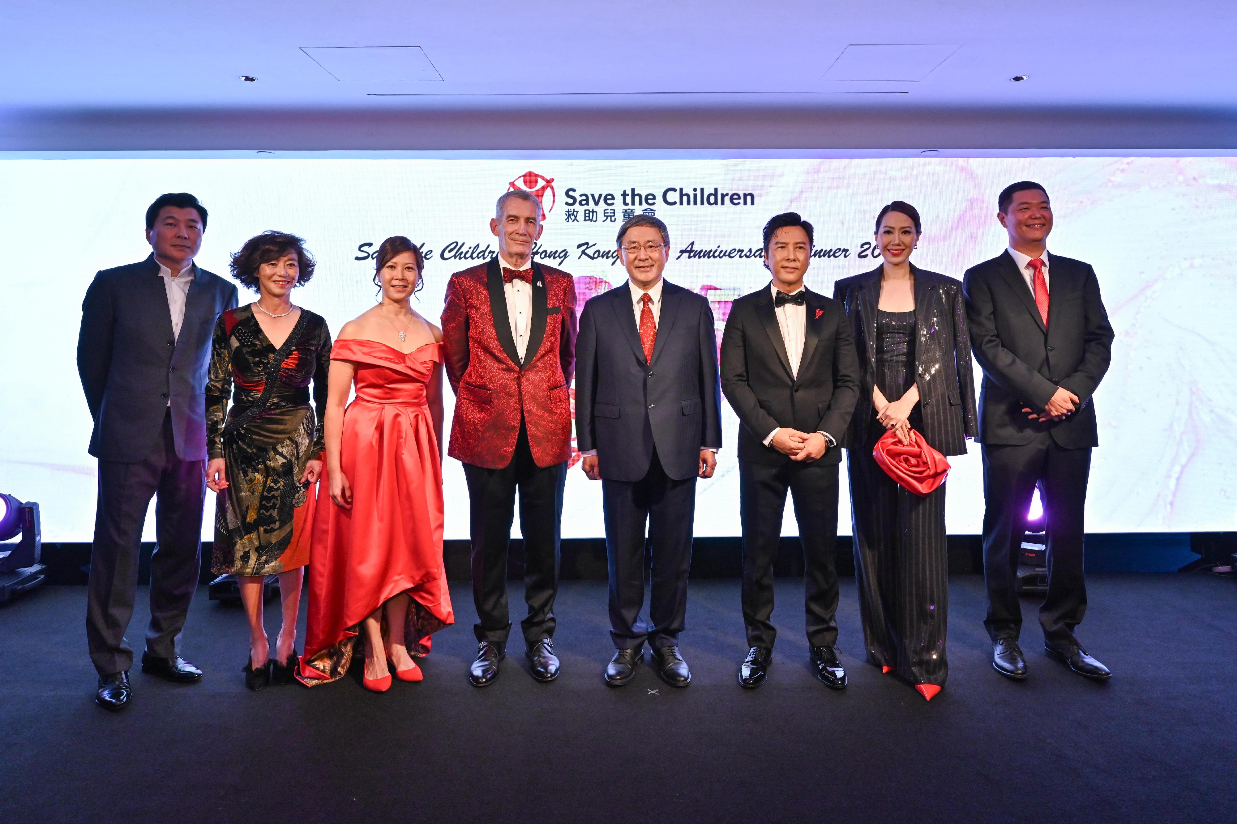 The Deputy Chief Secretary for Administration, Mr Cheuk Wing-hing (fourth right); the Chairman of Save the Children Hong Kong, Mr Paul Kennedy (fourth left); the Ambassador of Save the Children Hong Kong, Mr Donnie Yen (third right), and other guests are pictured at Save the Children Hong Kong's 15th Anniversary Dinner tonight (October 25).