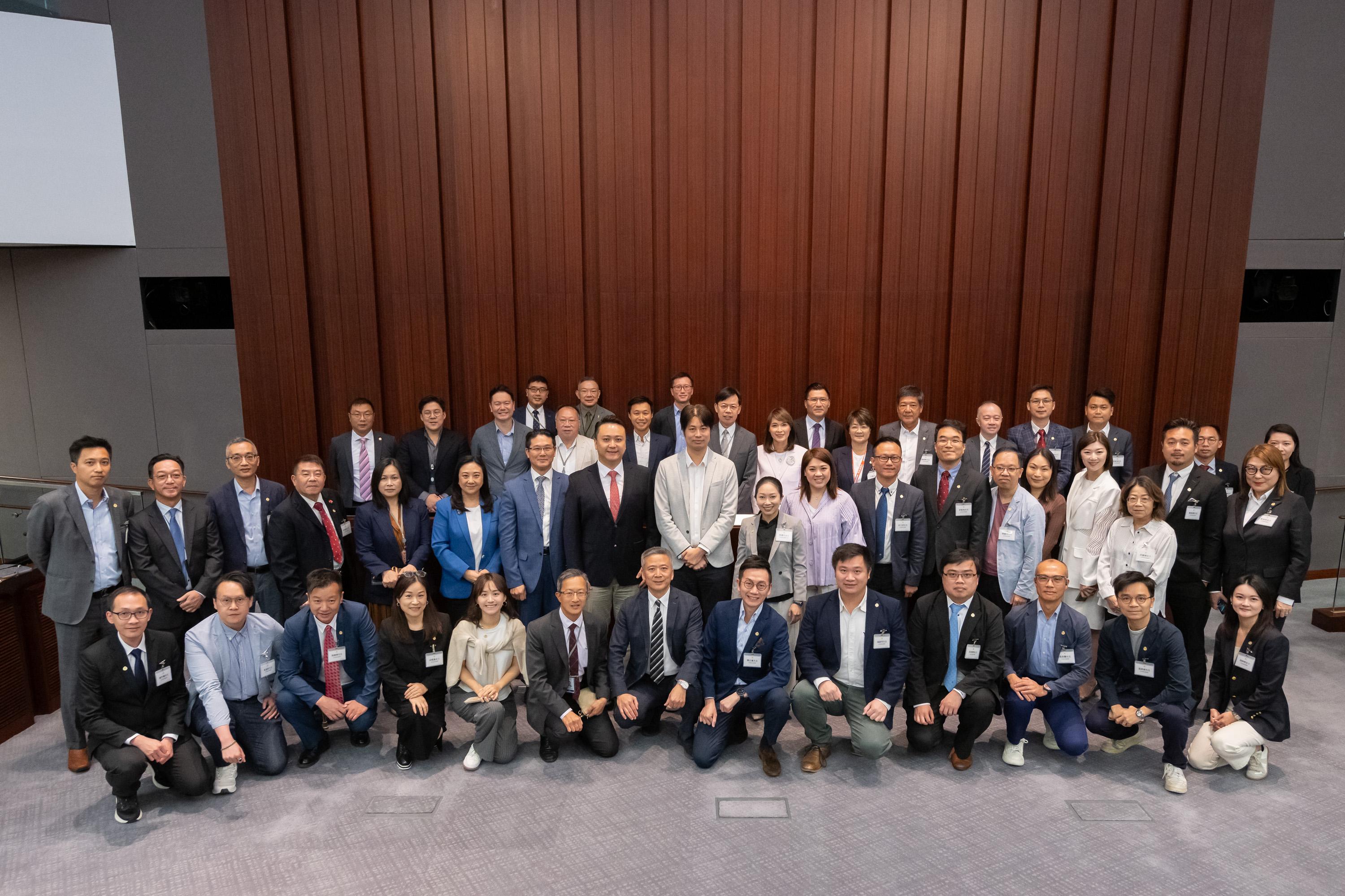 Members of the Legislative Council (LegCo) met with the new term Sai Kung District Council (DC) and Kowloon City DC members at the LegCo Complex today (October 25). Photo shows LegCo Members and members of the Sai Kung DC after the meeting.