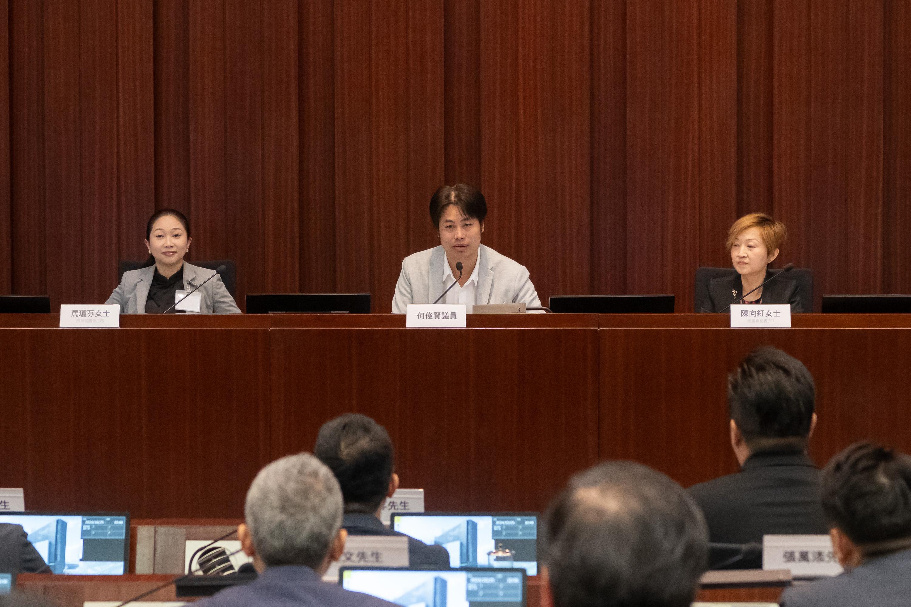 Members of the Legislative Council (LegCo) met with the new term Sai Kung District Council (DC) and Kowloon City DC members at the LegCo Complex today (October 25). Members of LegCo and the Sai Kung DC discussed the implementation of Hiram's Highway Improvement Works Stage 2 and the drainage improvement works in Sai Kung.