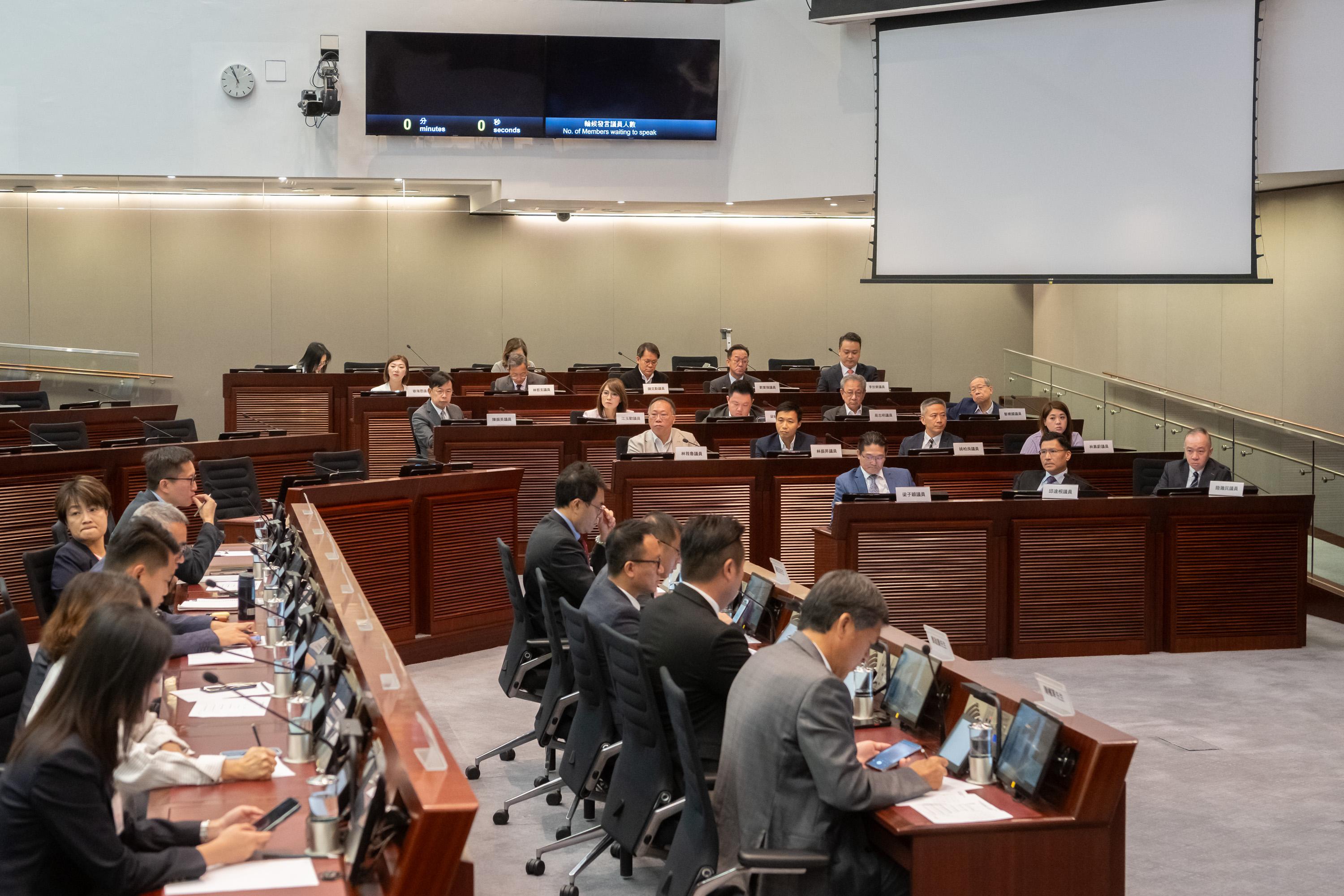 Members of the Legislative Council (LegCo) met with the new term Sai Kung District Council (DC) and Kowloon City DC members at the LegCo Complex today (October 25). Members of LegCo and the Sai Kung DC exchanged views on stepping up the enforcement efforts in combating illegal feeding of feral pigeons in the community.