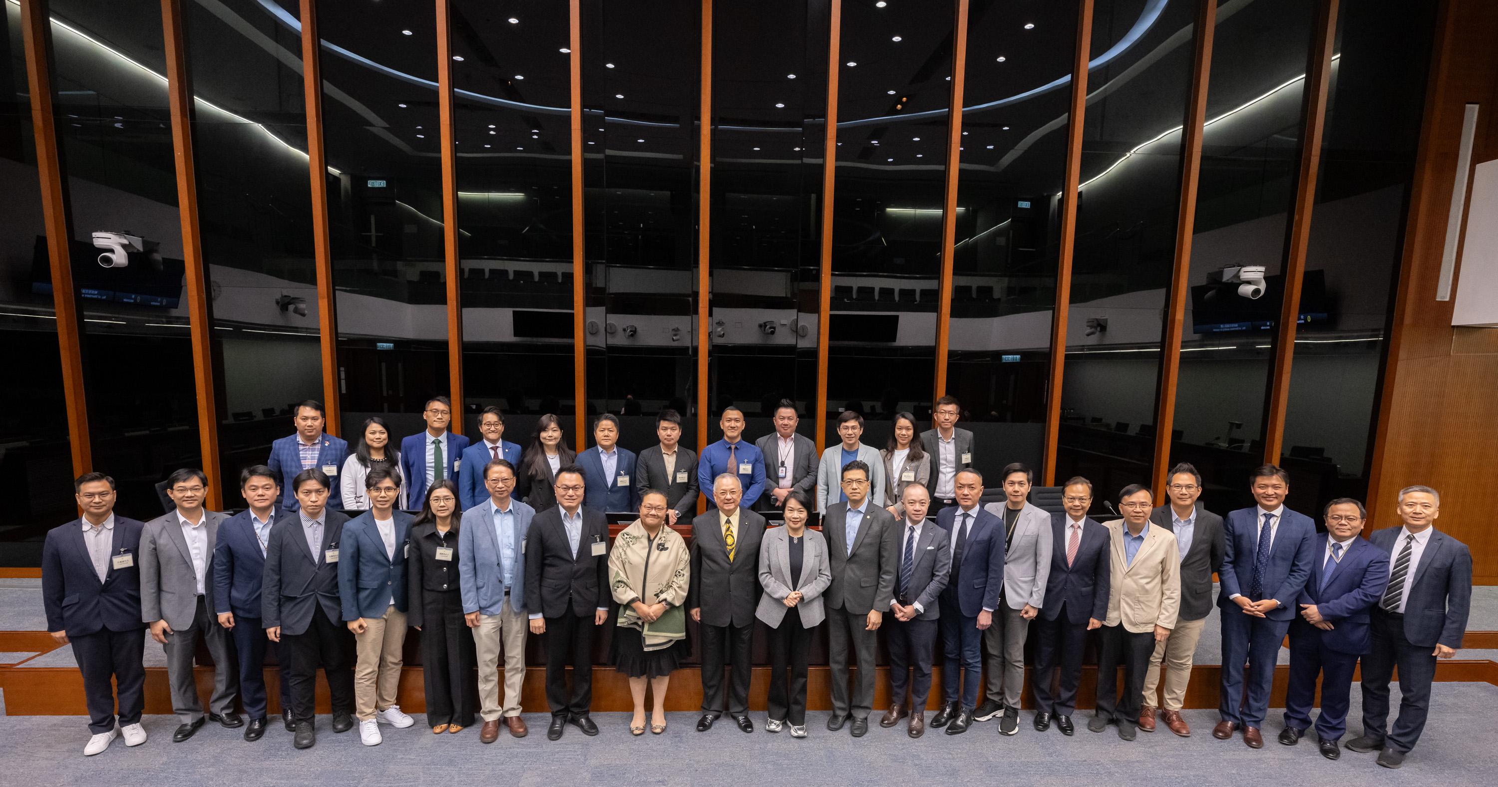 Members of the Legislative Council (LegCo) met with the new term Sai Kung District Council (DC) and Kowloon City DC members at the LegCo Complex today (October 25). Photo shows Members of LegCo and the Kowloon City DC after the meeting.