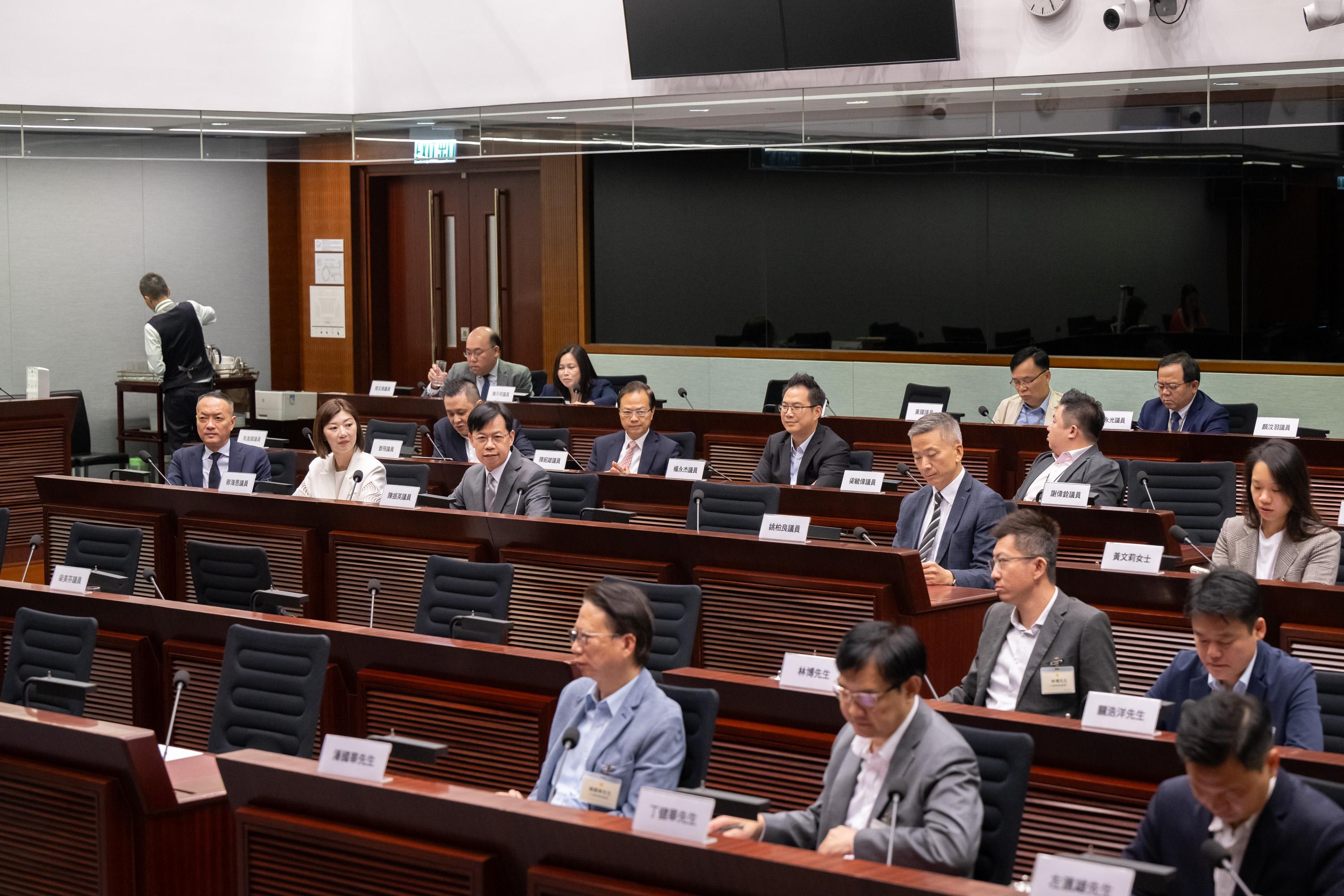 Members of the Legislative Council (LegCo) met with the new term Sai Kung District Council (DC) and Kowloon City DC members at the LegCo Complex today (October 25). Members of LegCo and the Kowloon City DC exchanged views on the proposal to connect the promenades in Whampoa, Hung Hom, To Kwa Wan and Kai Tak.