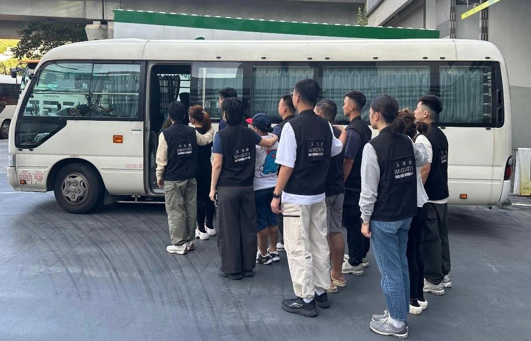 The Immigration Department mounted a series of territory-wide anti-illegal worker operations codenamed "Greenlane” and "Twilight", and joint operation with the Hong Kong Police Force codenamed "Windsand", for four consecutive days from October 21 to yesterday (October 24). Photo shows the suspected illegal workers arrested during an operation.